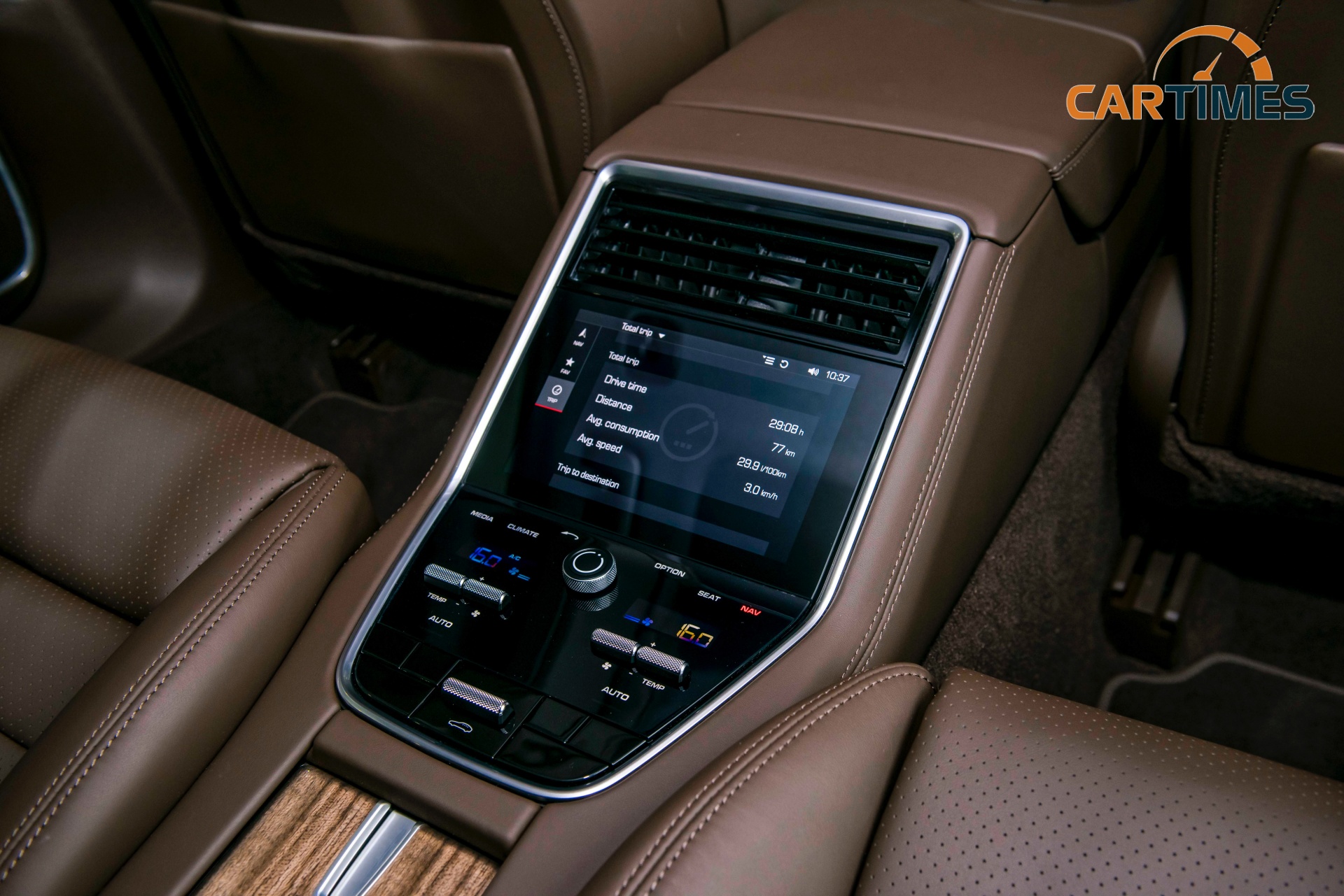 Bảng điều khiển giải trí ở hàng ghế thứ 2 của xe Porsche Panamera 4 Sport Turismo 