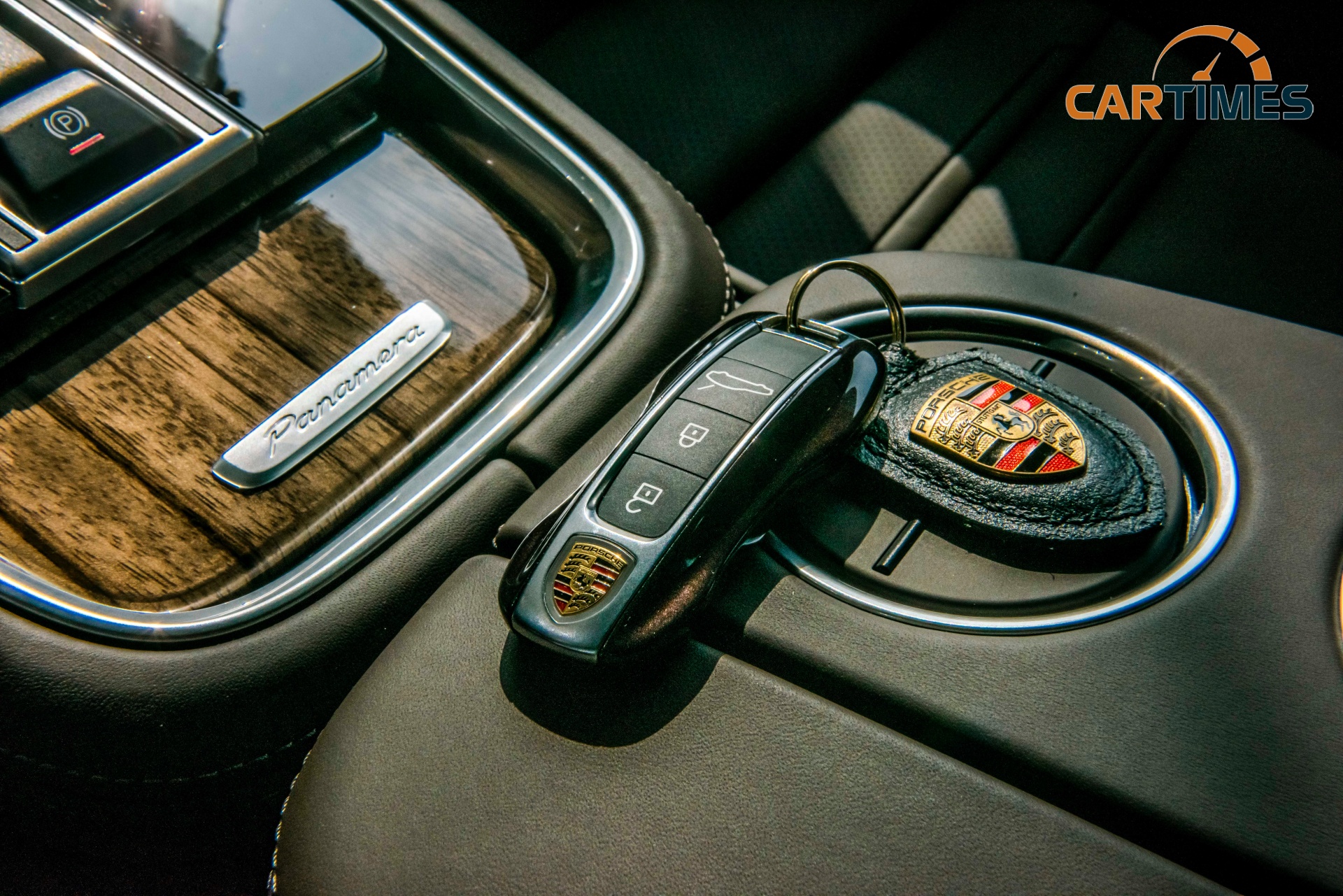 Chìa khoá của xe Porsche Panamera 4 Sport Turismo thiết kế giống với xe 