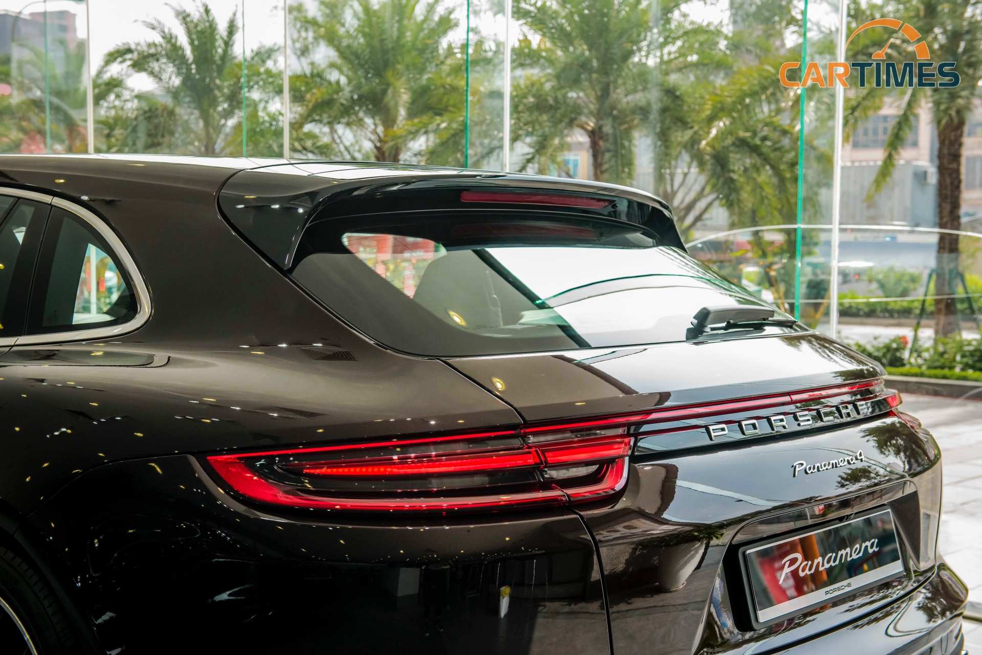 Cánh gió của xe Porsche Panamera 4 Sport Turismo có thể gập mở chủ động