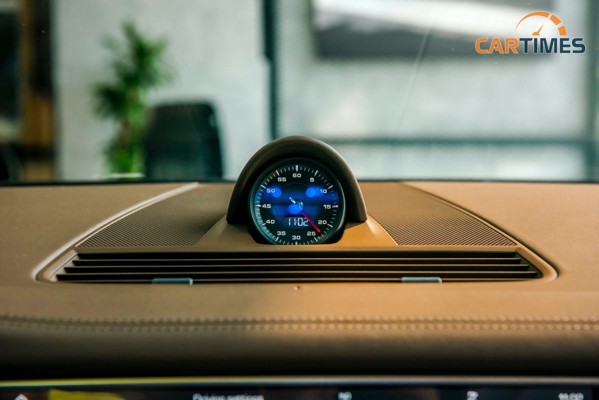 Đồng hồ cơ ở trung tâm cabin xe Porsche Panamera 4 Sport Turismo 