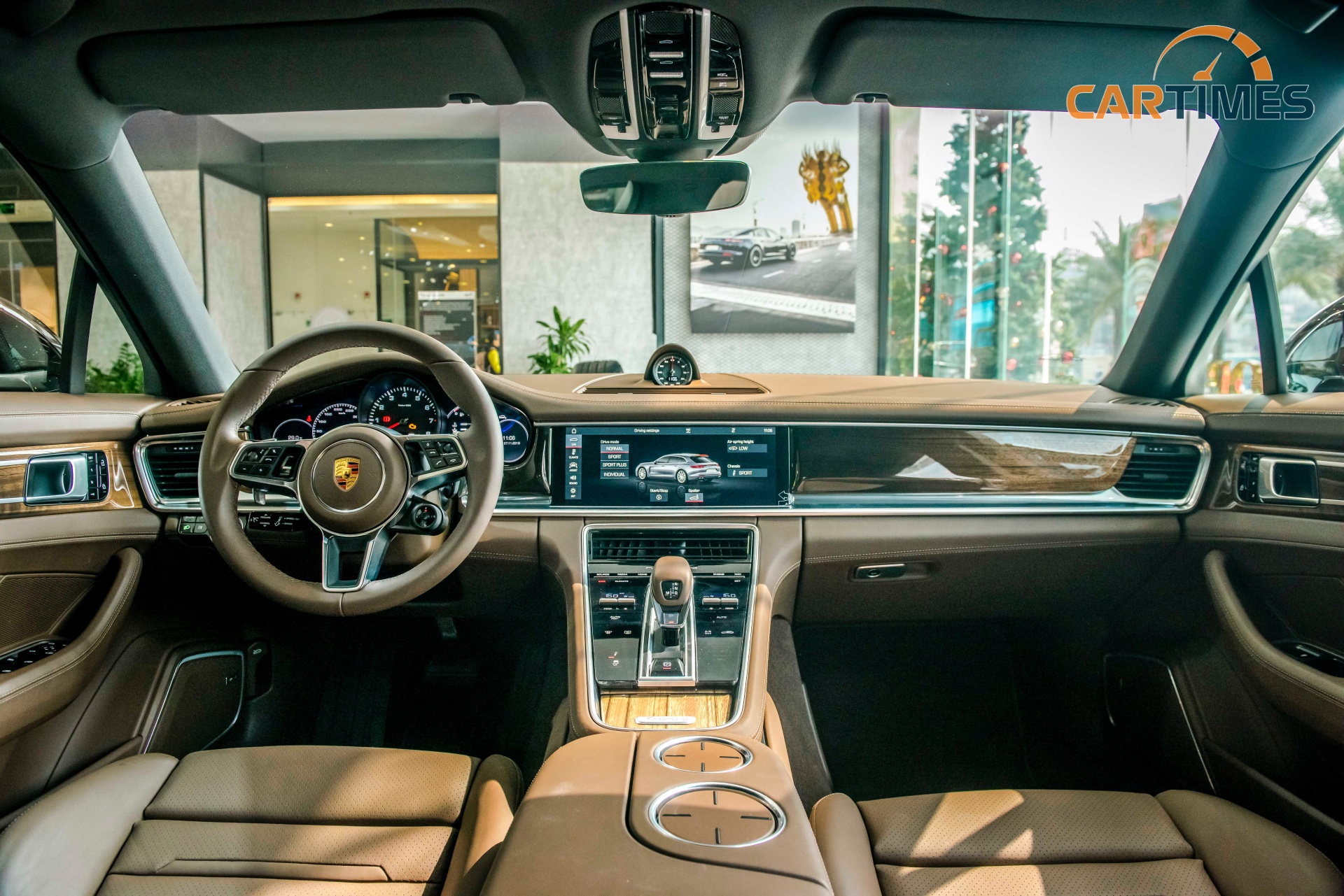 Hàng ghế đầu tiên của xe Porsche Panamera 4 Sport Turismo 