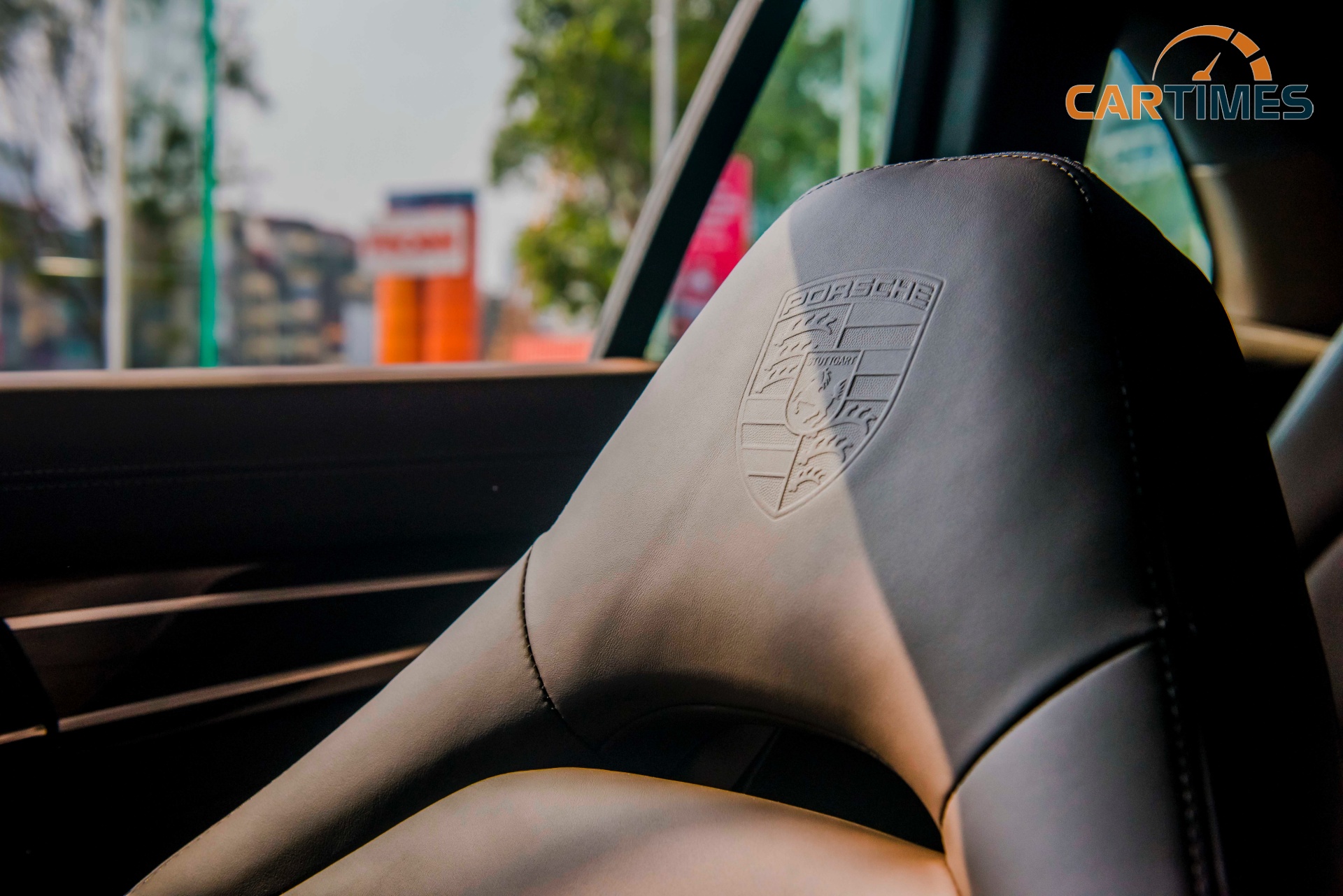 Logo dập nổi trên ghế ngồi của xe Porsche Panamera 4 Sport Turismo 