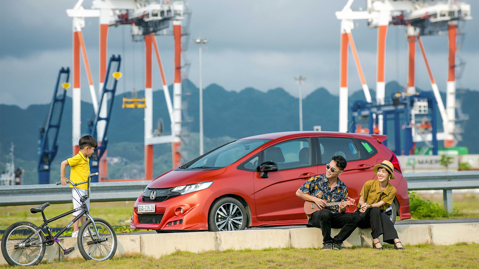 Chiếc xe nhỏ Honda Jazz rất hợp với gu thời trang, sở thích của cặp đôi MC
