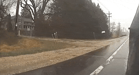 Xe Jeep mất lái bay lật ngửa bụng như phim hành động