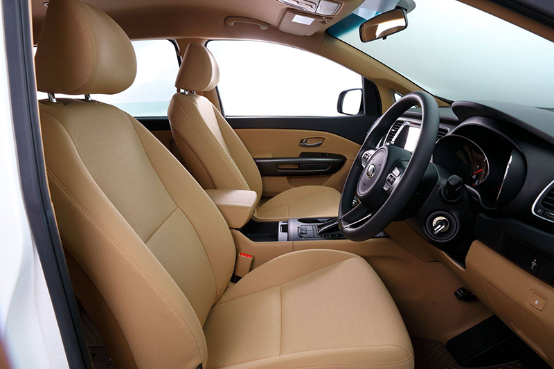 Hàng ghế đầu của xe Kia Carnival 