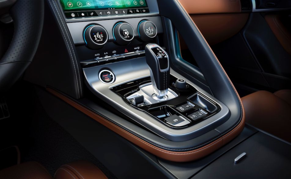 Khu vực cần số xe Jaguar F-Type