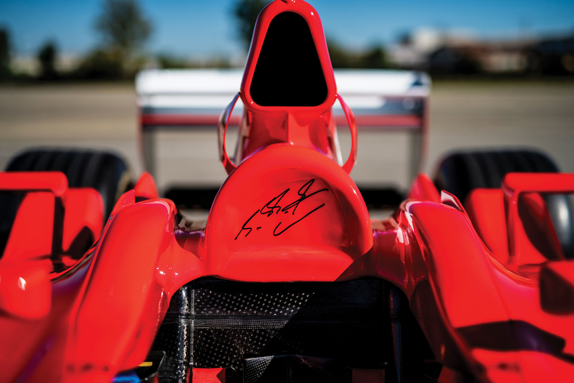 Chữ kí của huyền thoại Michael Schumacher trên chiếc xe