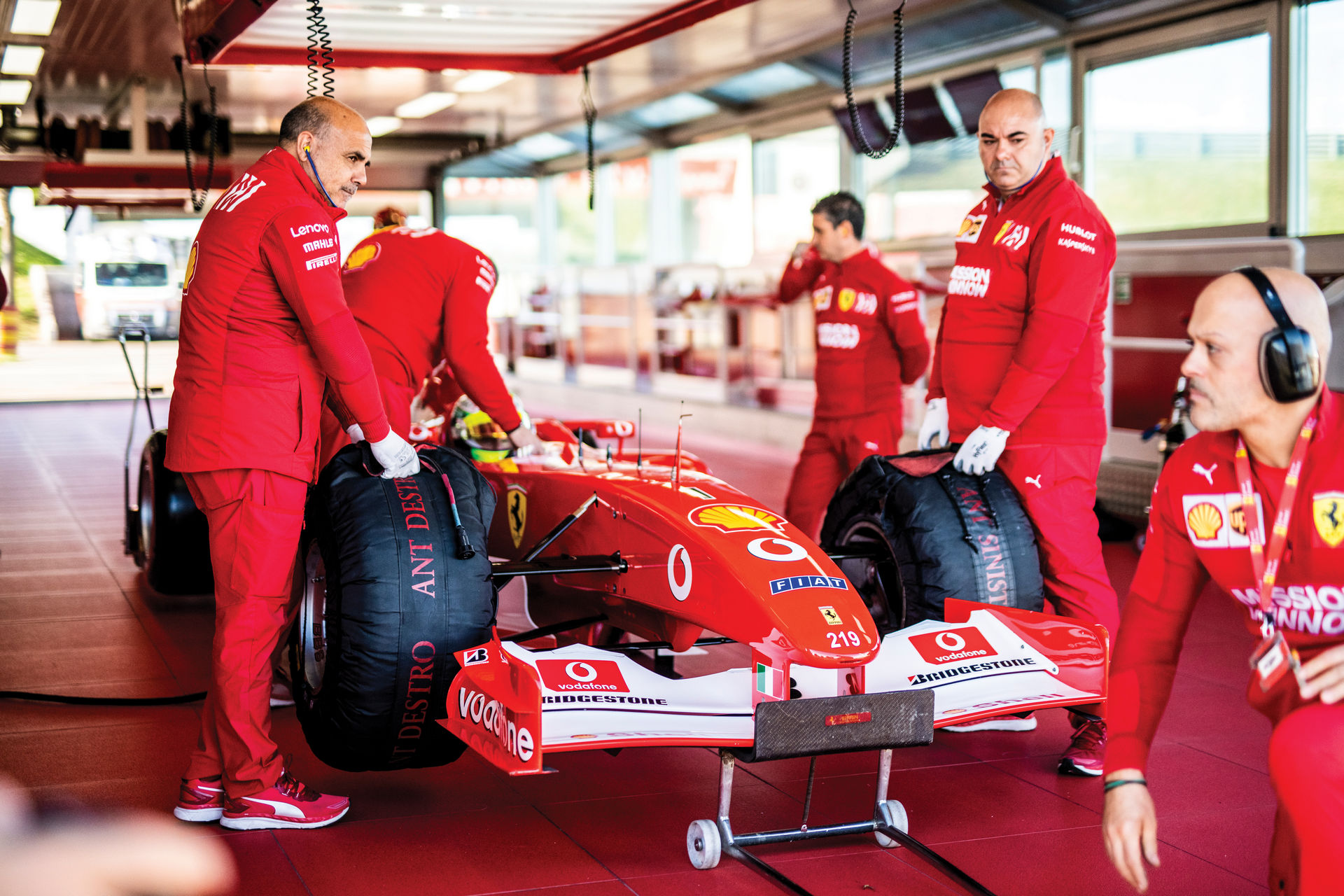 Đội ngũ kĩ thuật bên cạnh chiếc Ferrari F2002 219