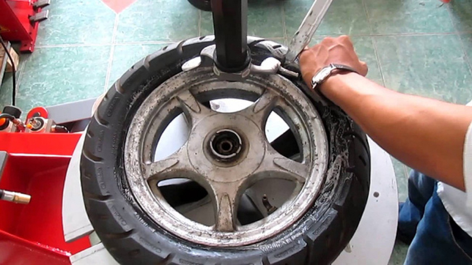Cẩn thận khi vá xe