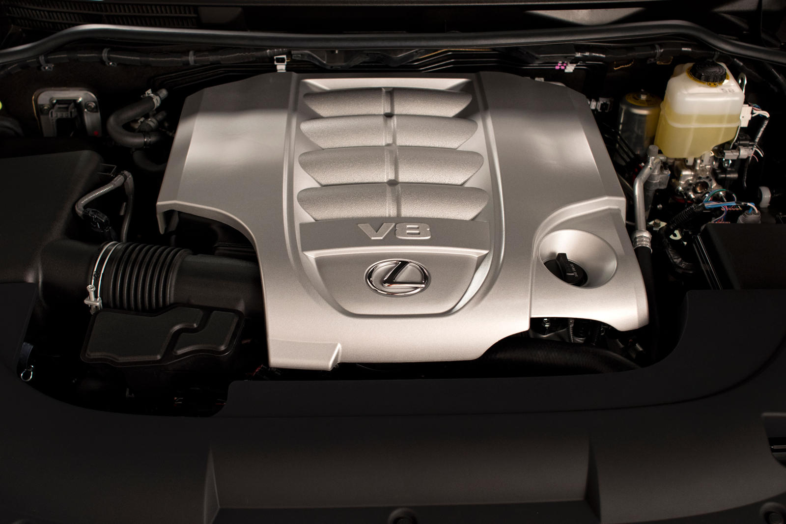 Toyota Land Cruiser và Lexus LX sử dụng chung thiết kế, khung gầm và động cơ