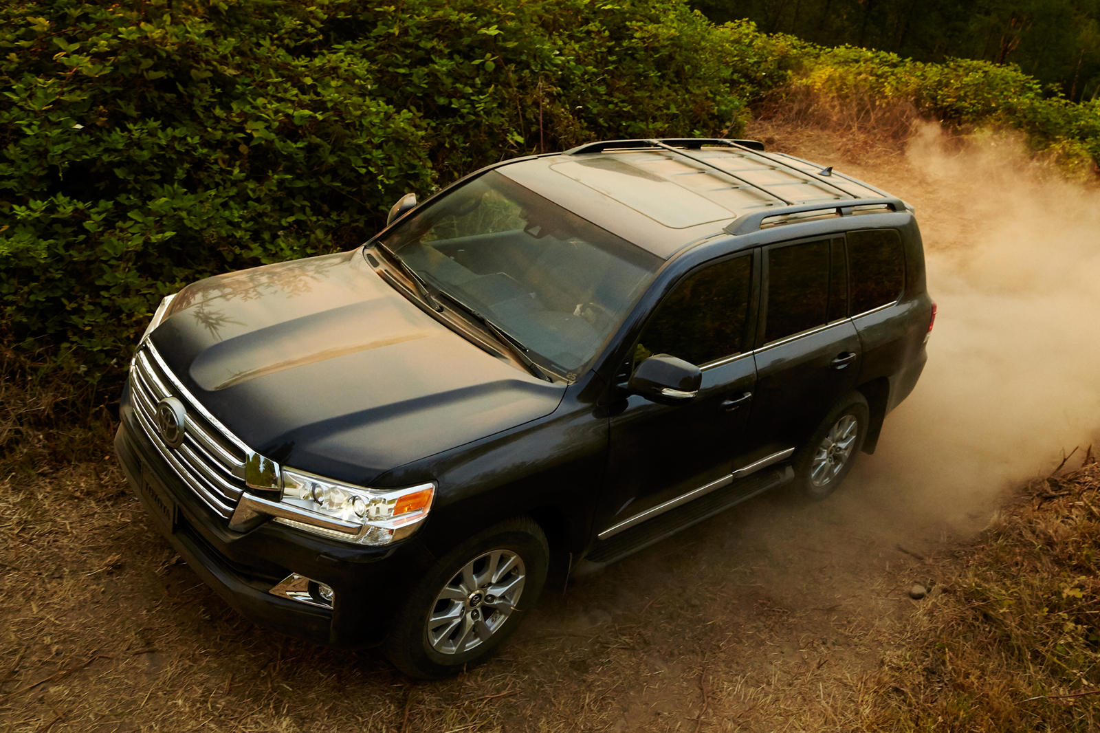 Toyota Land Cruiser và Lexus LX sử dụng chung thiết kế, khung gầm và động cơ