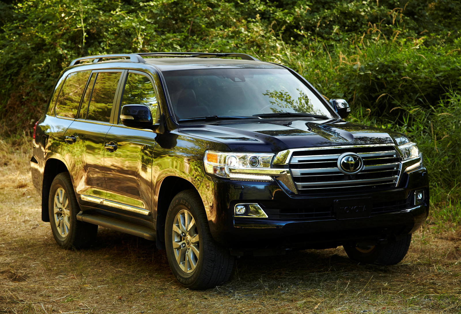Thiết kế của Toyota Land Cruiser và Lexus LX đều đã hơn 10 năm tuổi