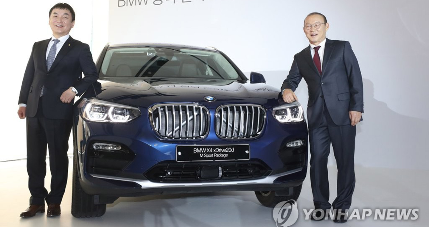 Ông Park Hang Seo cạnh chiếc xe BMW X4