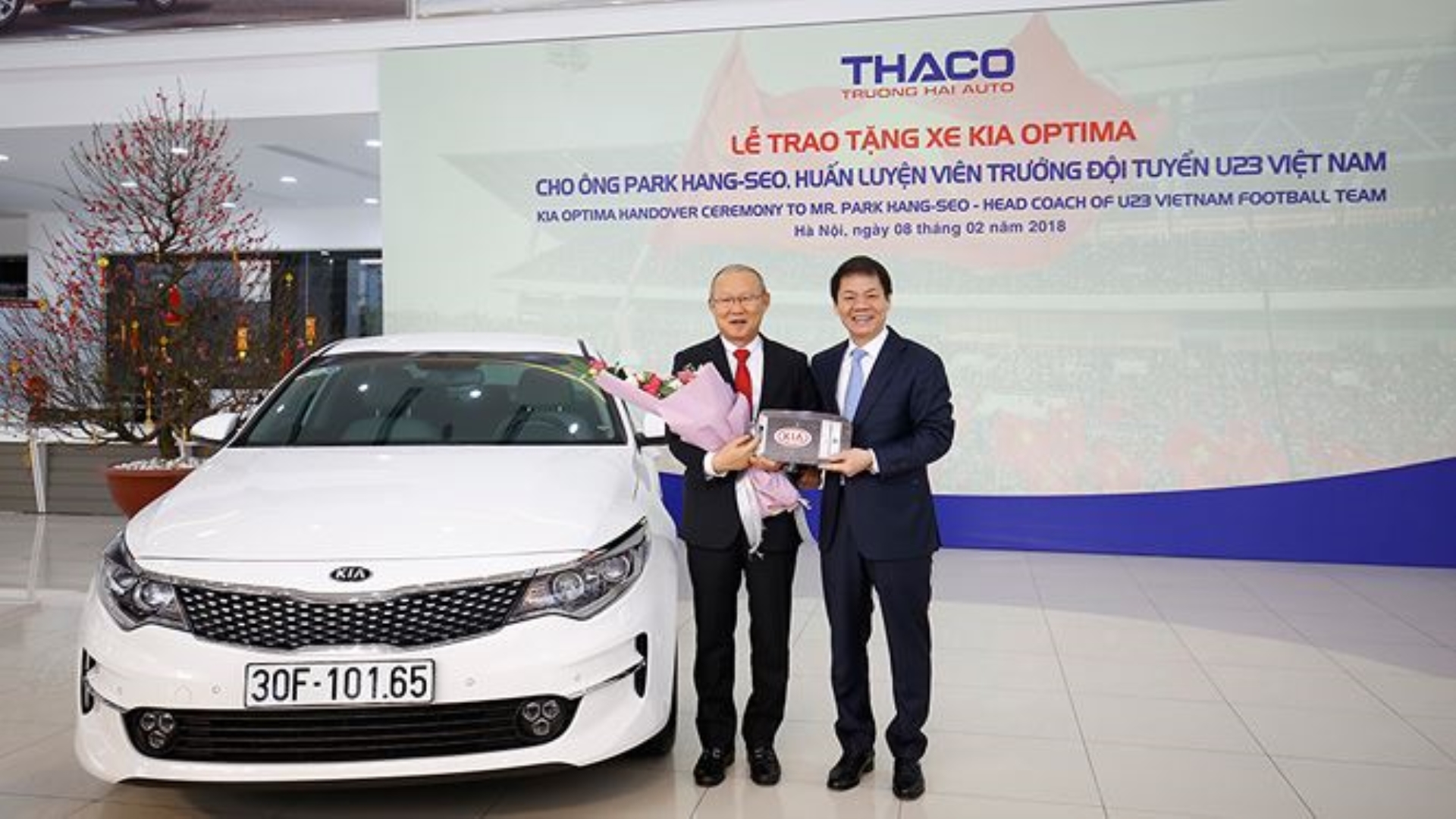 Ông Park Hang Seo và chủ tịch Thaco Trần Bá Dương tại lễ trao tặng xe ô tô