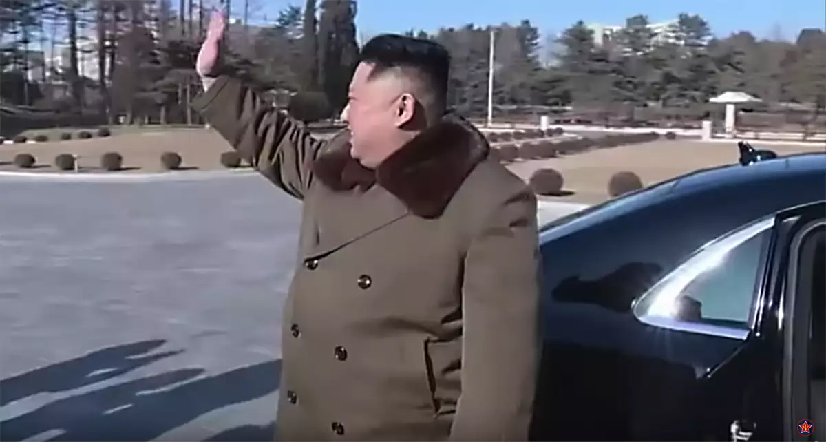 Ông Kim Jong Un xuất hiện bên siêu xe limousine chống đạn mới hôm 31/1, hình ảnh được phát trên KCTV