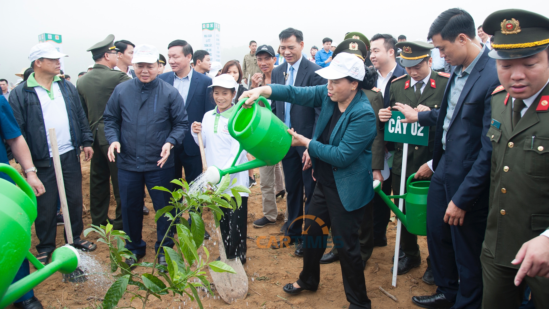 Chủ tịch Quốc hội Nguyễn Thị Kim Ngân trồng những cây đầu tiên tại lễ phát động