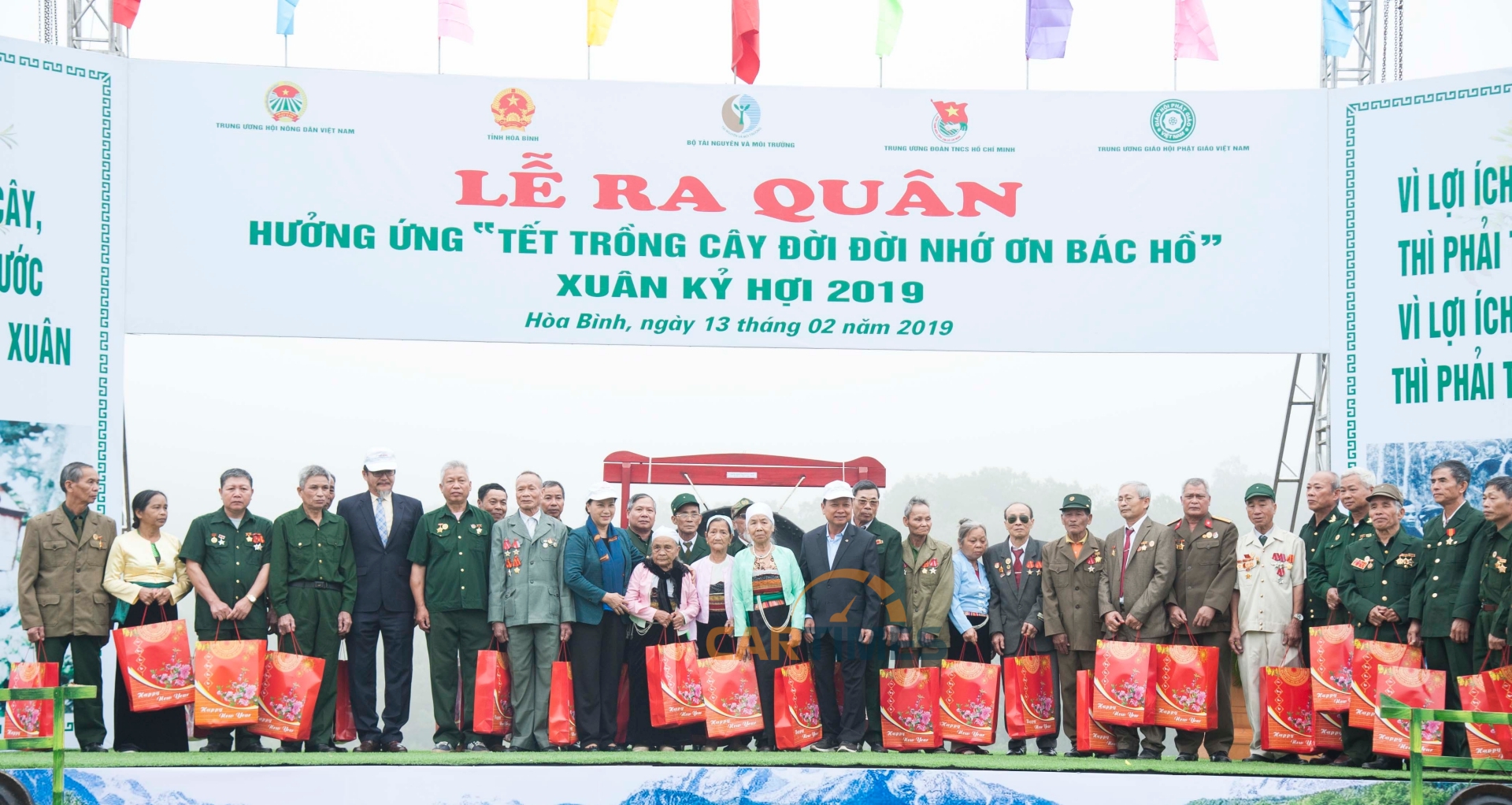 Lễ trao 30 suất quà dành cho các gia đình chính sách tại tỉnh Hoà Bình