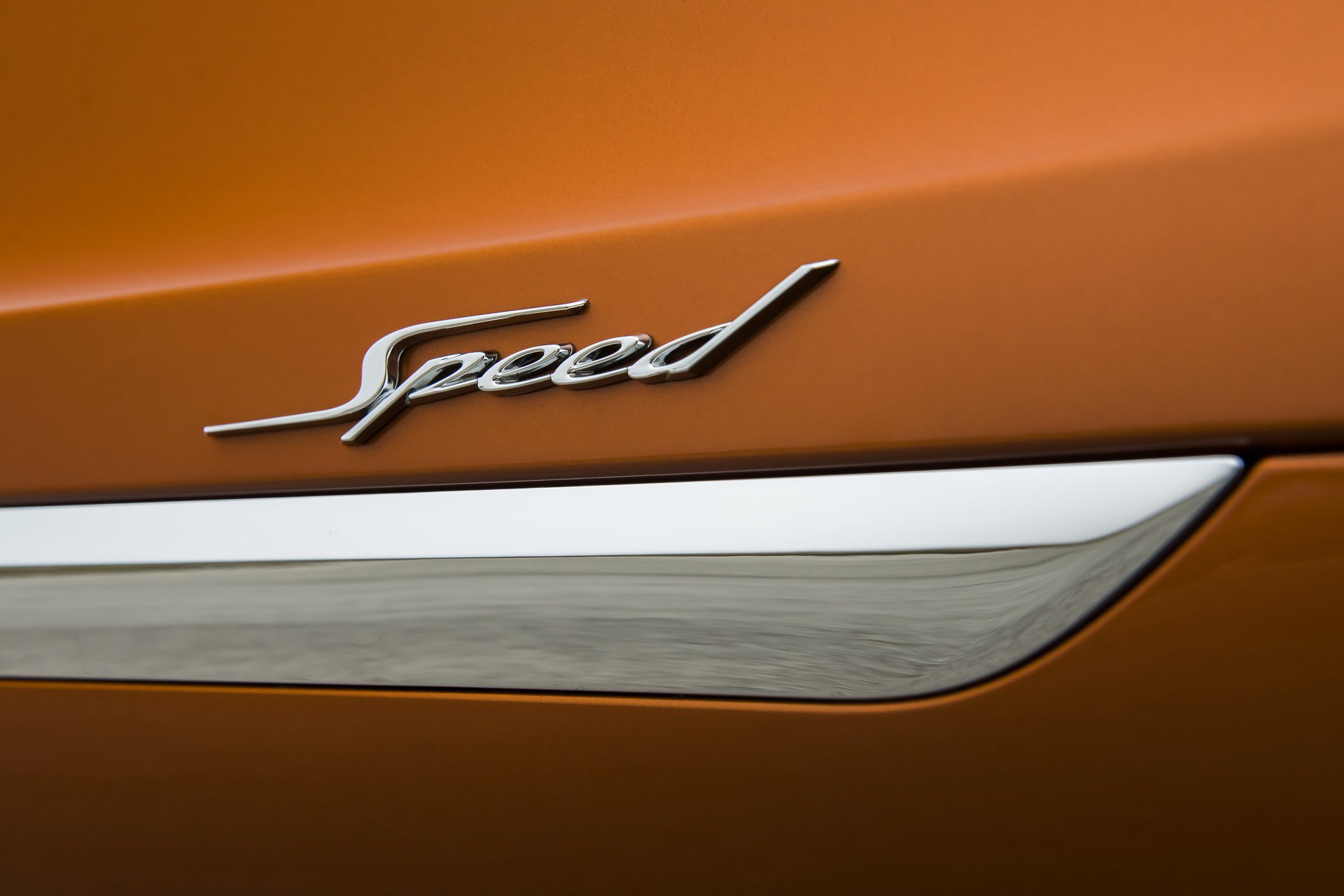 Thiết kế logo riêng dành cho xe Bentley Bentayga Speed