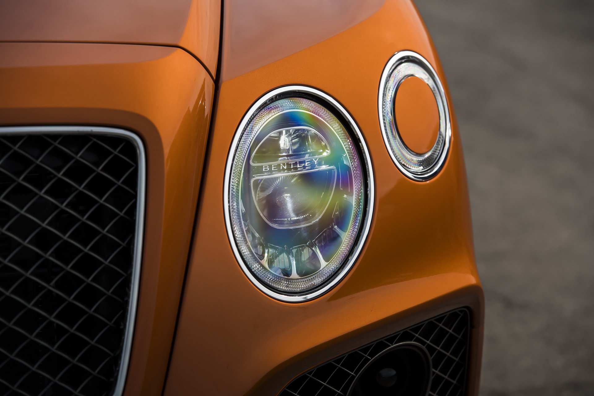 Thiết kế đèn pha xe Bentley Bentayga Speed
