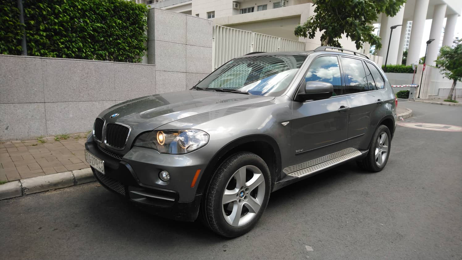 Nhu cầu của chủ xe BMW X5 này chỉ đơn giản là để đưa gia đình đi du lịch và về quê