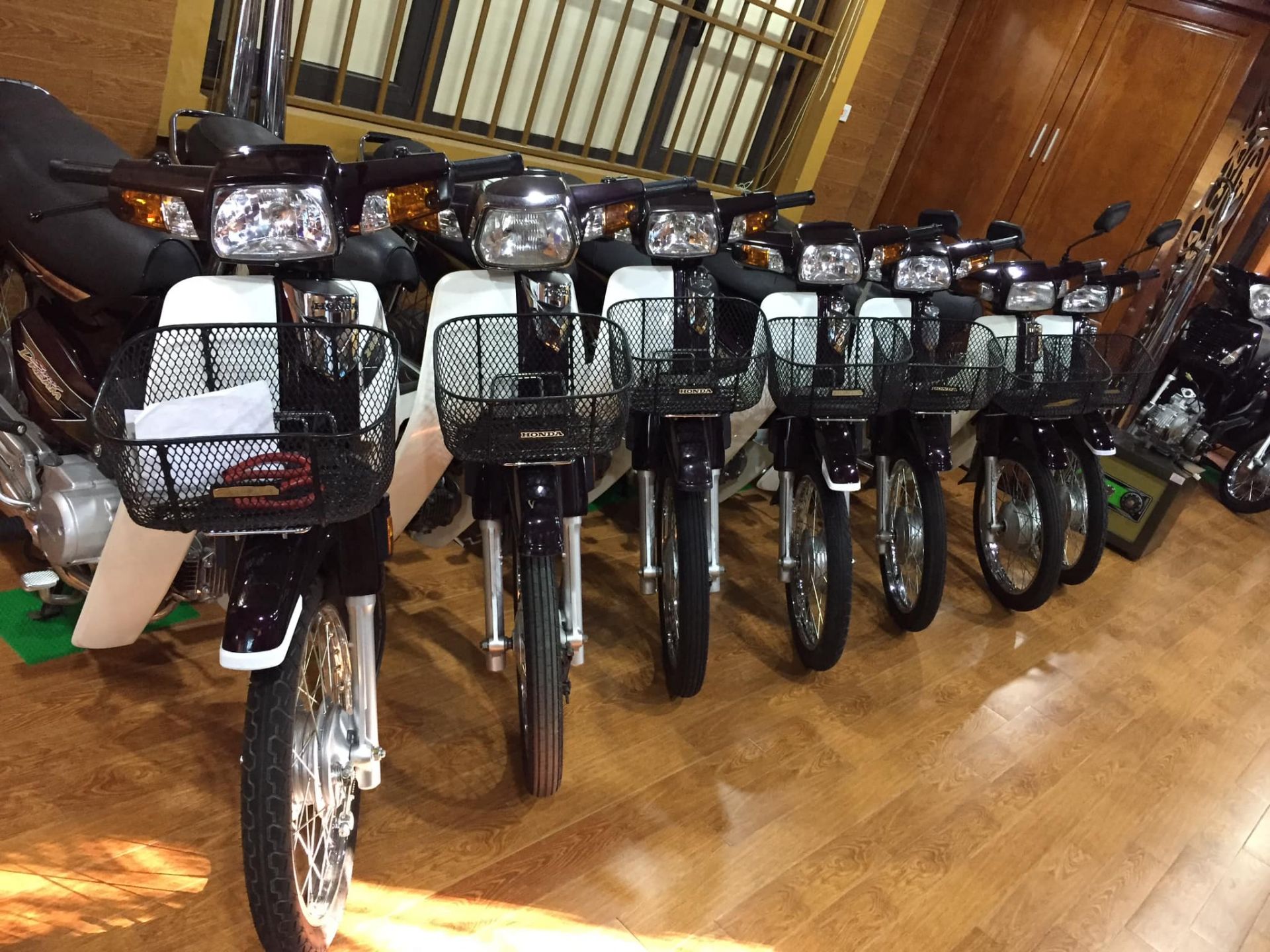 Hàng loạt những chiếc Honda Dream được bày ngay ngắn trong nhà