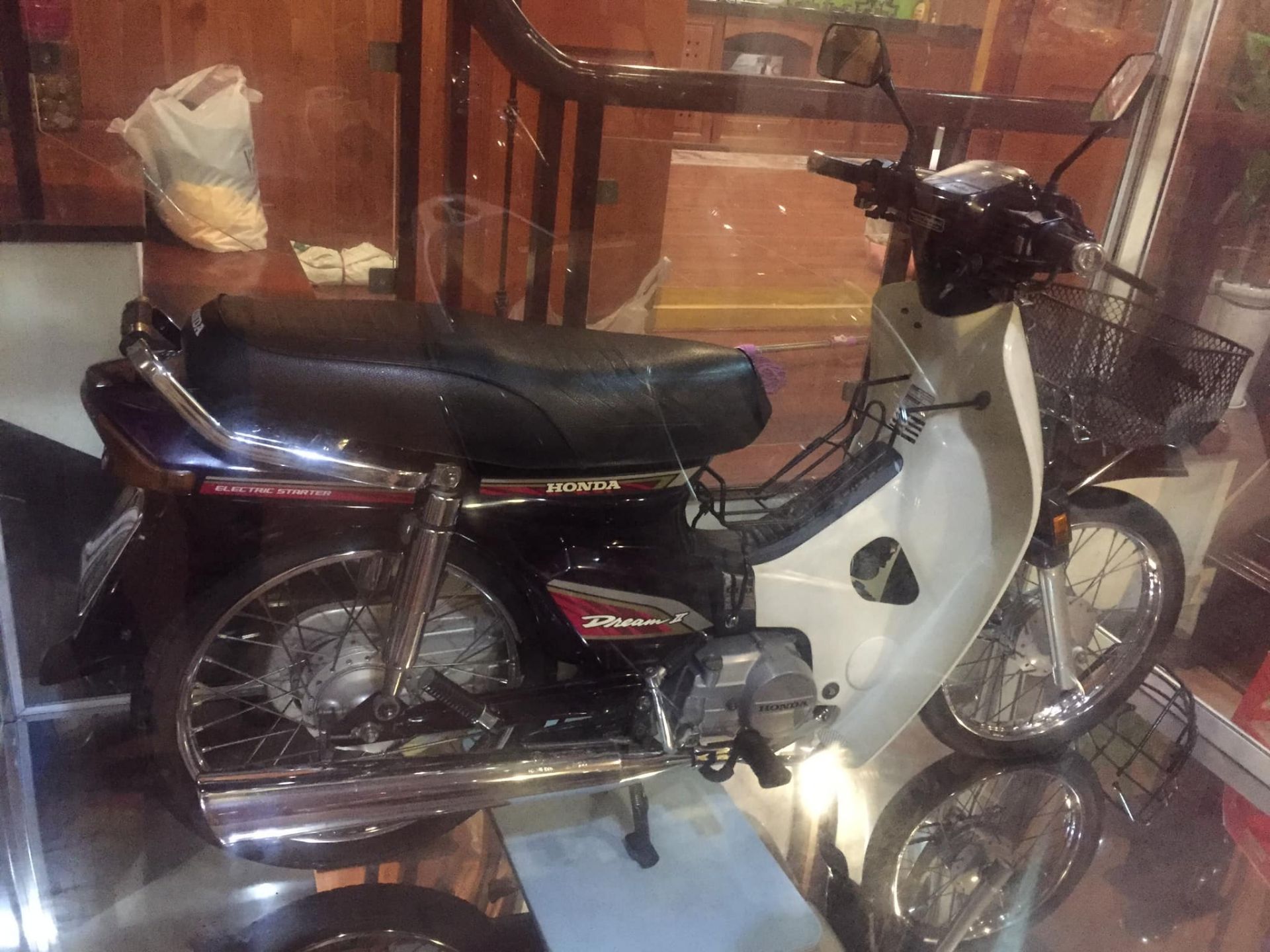 Một chiếc Honda Dream được đóng khung tủ kính
