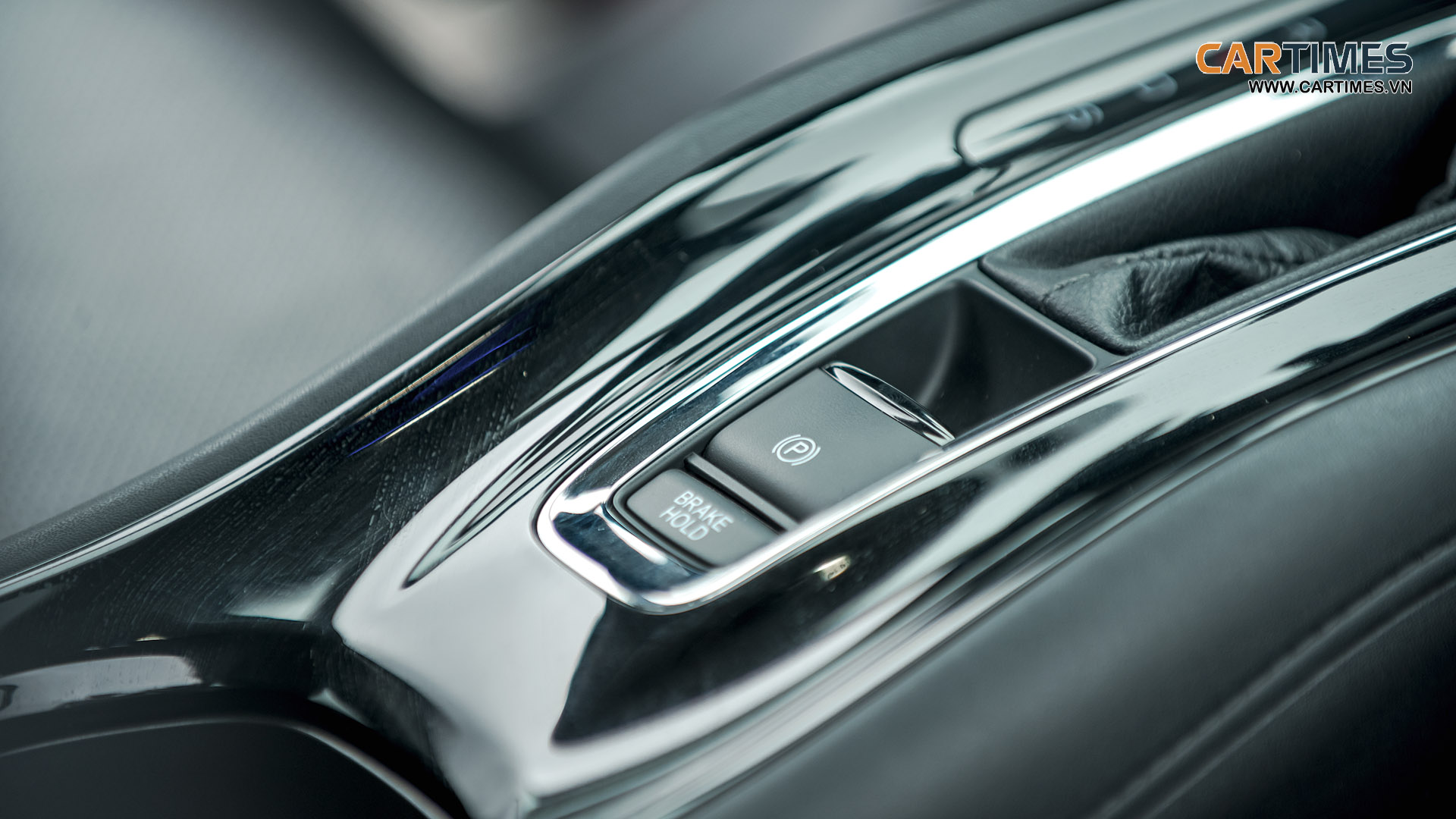 Nút điều chỉnh phanh tay điện tử và Brake Hold