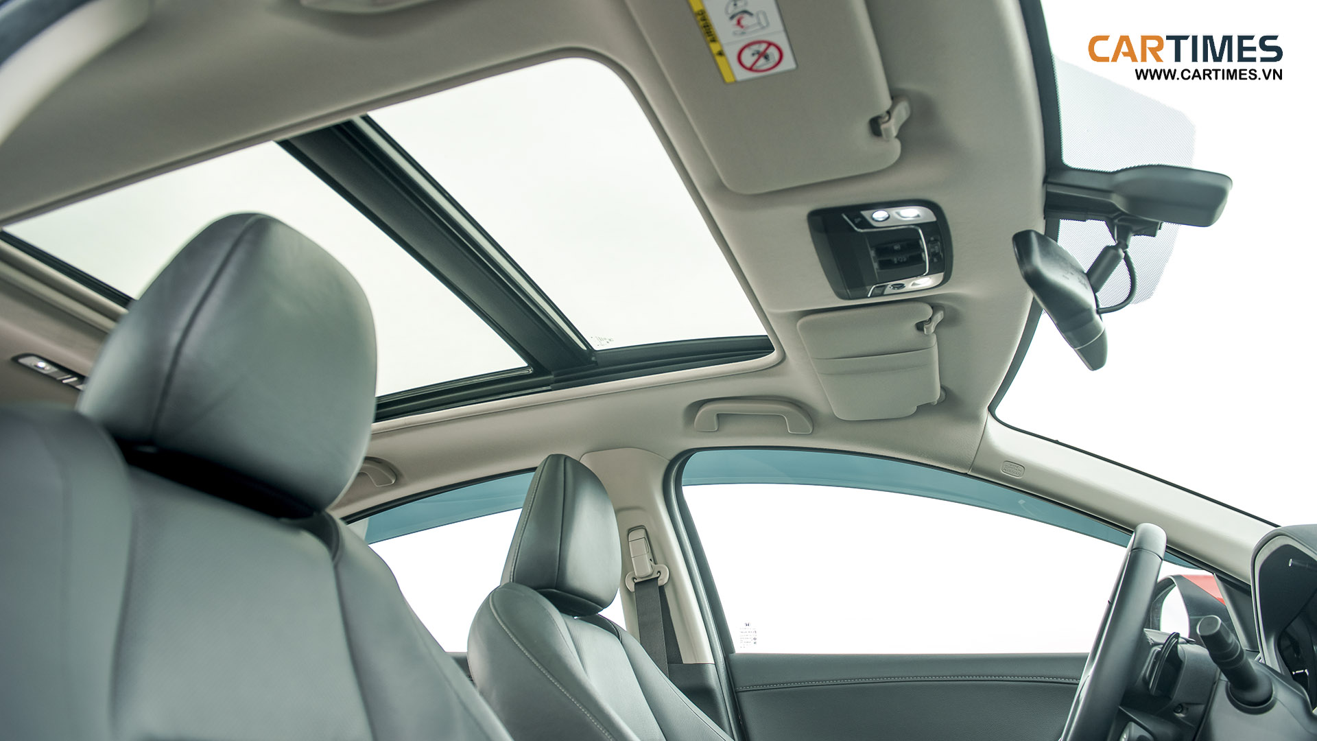 Cửa sổ trời toàn cảnh trên Honda HR-V 2019