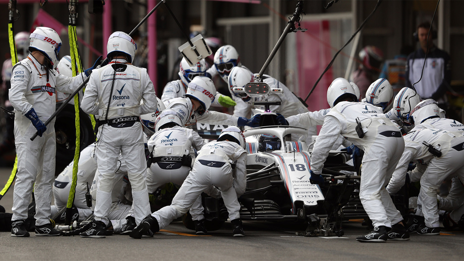 Đội đua F1 thay lốp