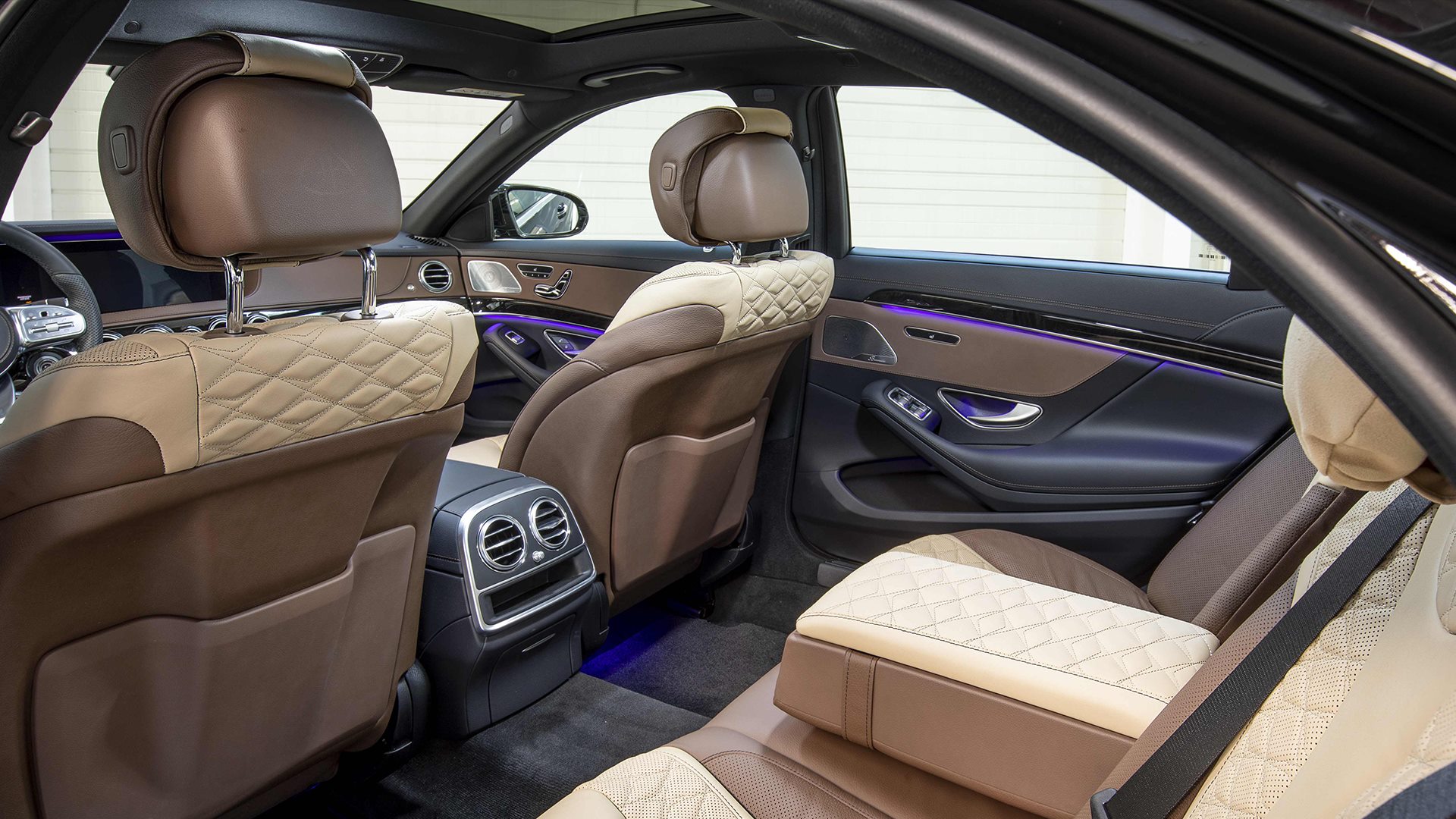 Thiết kế hàng ghế sau xe Mercedes-Benz S-Class Hofele