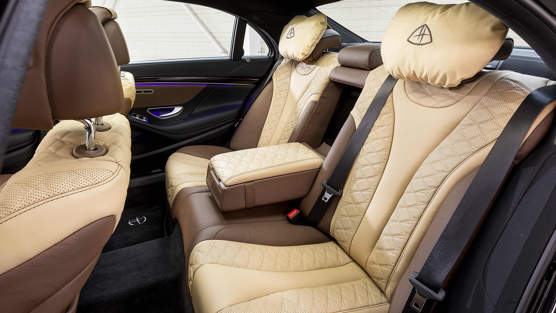 Thiết kế hàng ghế sau xe Mercedes-Benz S-Class Hofele