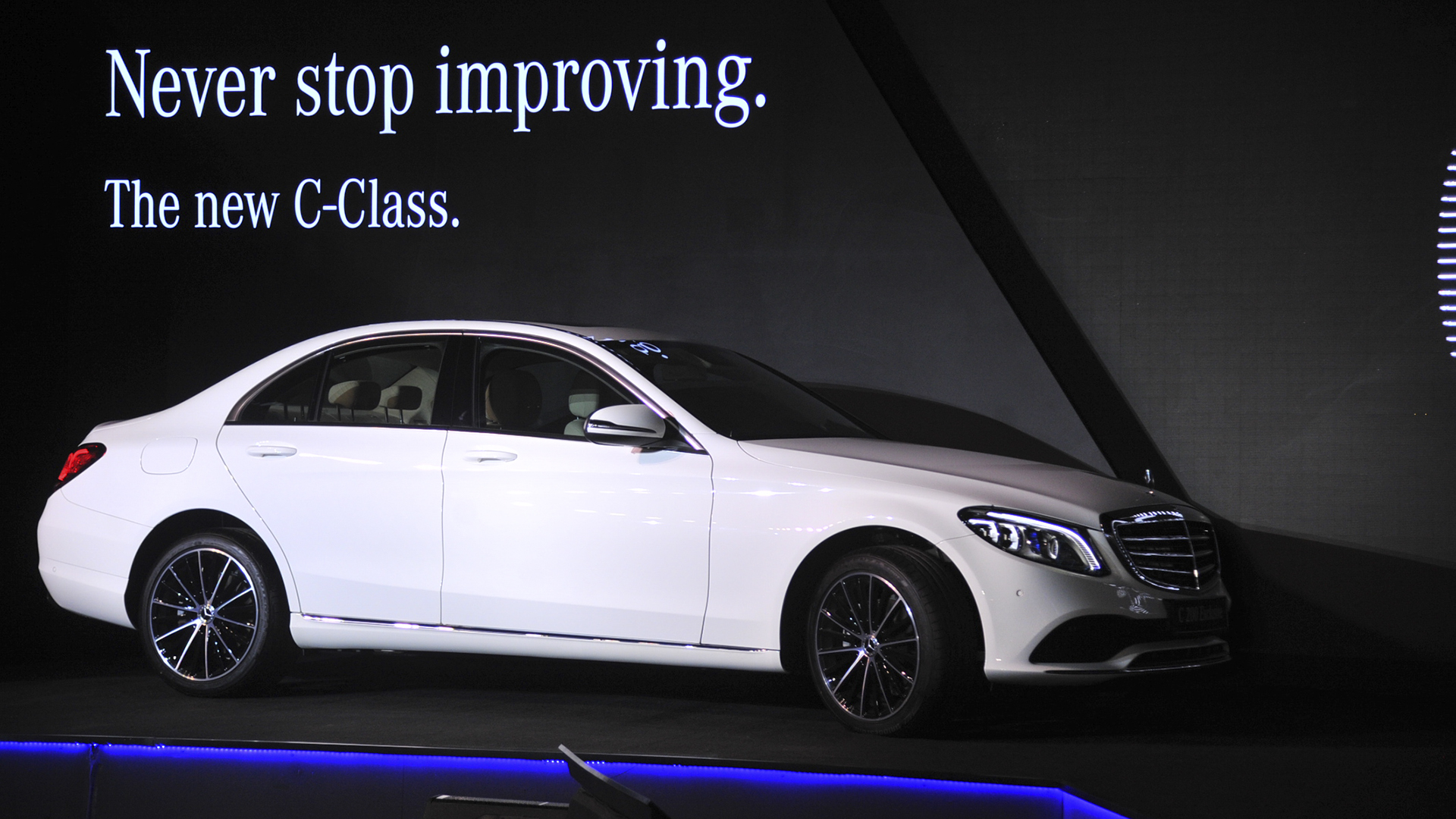 Cả 3 phiên bản Mercedes-Benz C-Class 2019 đều trang bị động cơ hoàn toàn mới đi kèm hệ thống EQ Boost
