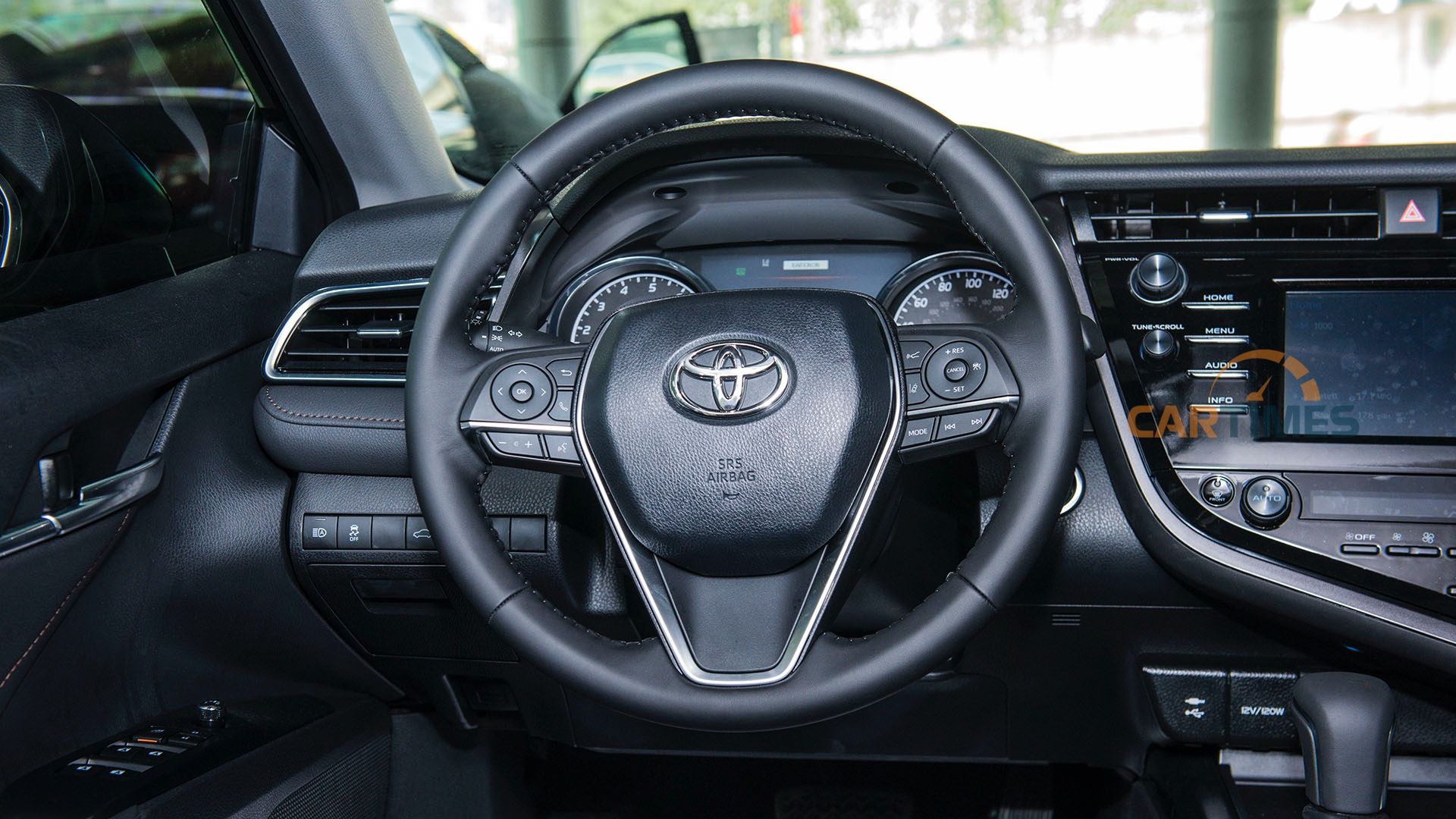 Thiết kế vô lăng xe Toyota Camry XLE 2019
