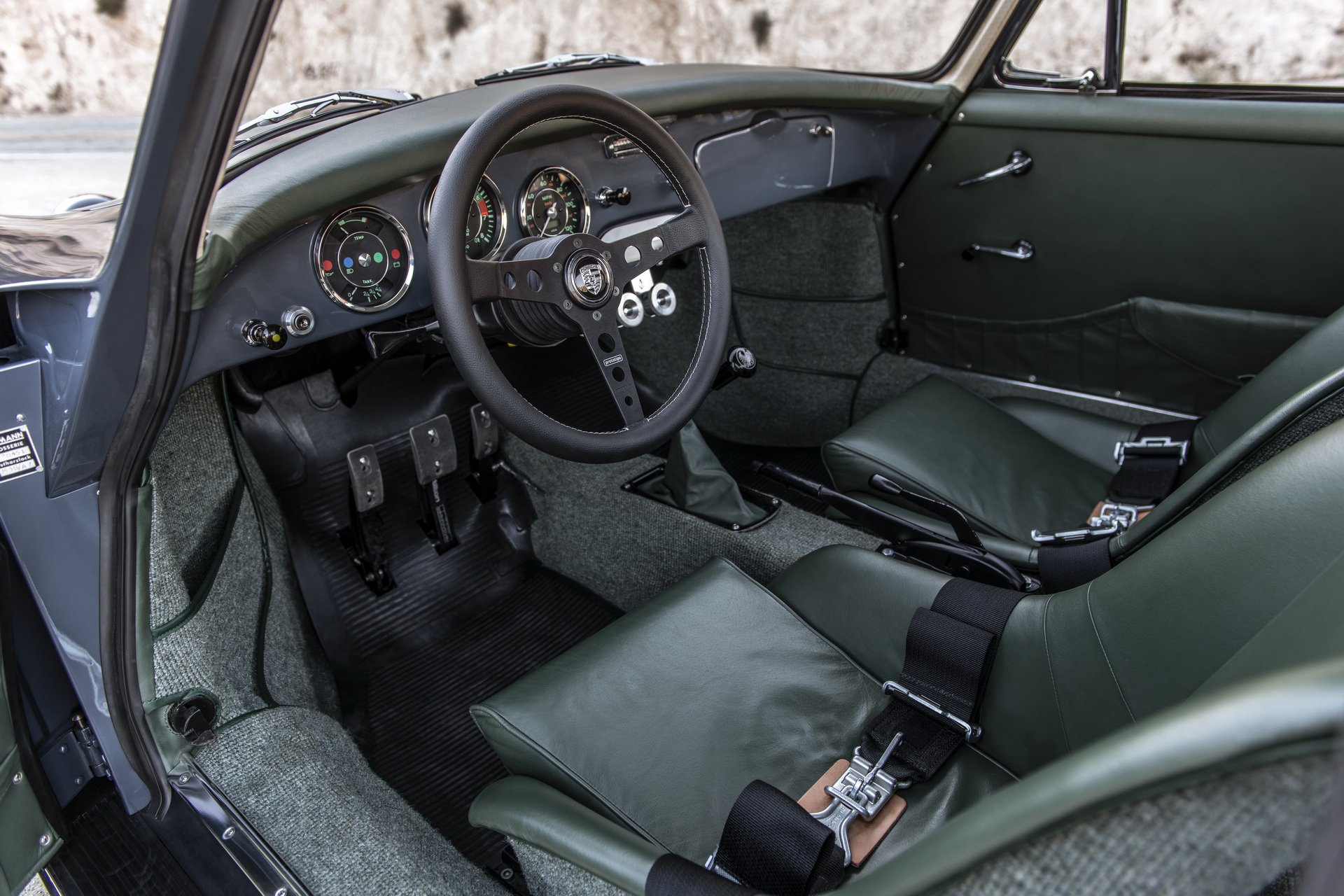 Thiết kế cabin xe Emory Motorsports Porsche 356 C4S