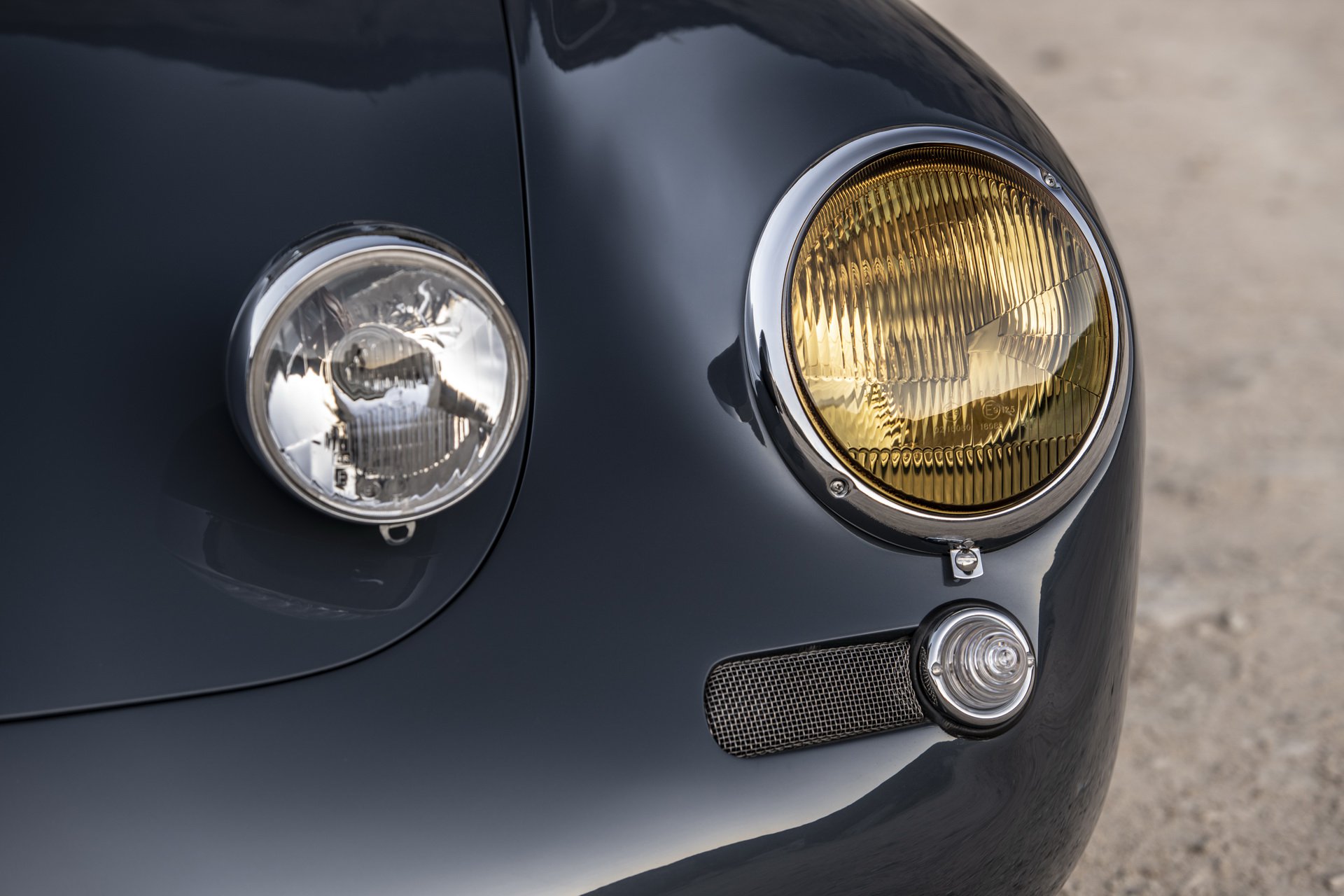 Thiết kế đèn pha xe Emory Motorsports Porsche 356 C4S