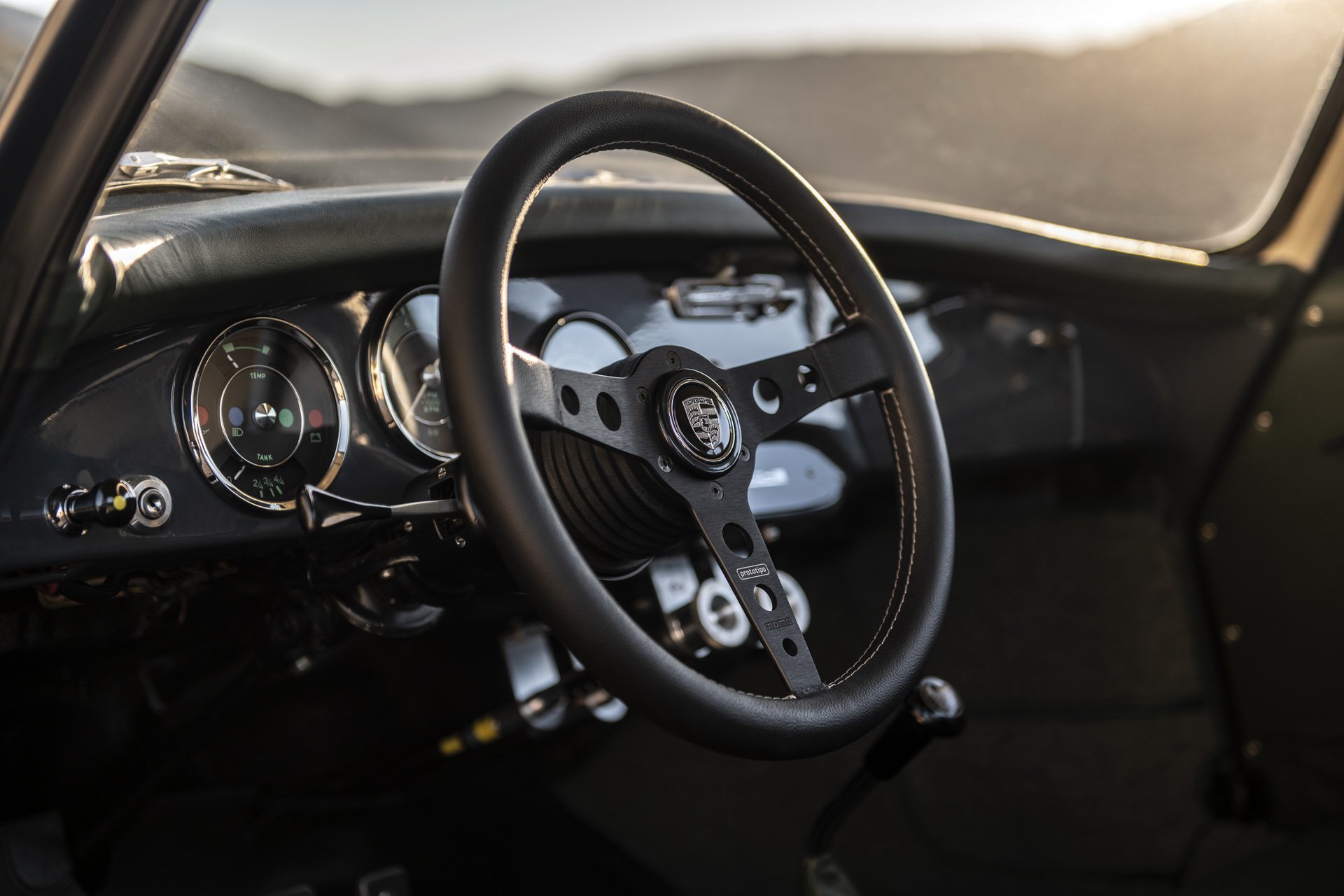 Thiết kế vô lăng xe Emory Motorsports Porsche 356 C4S