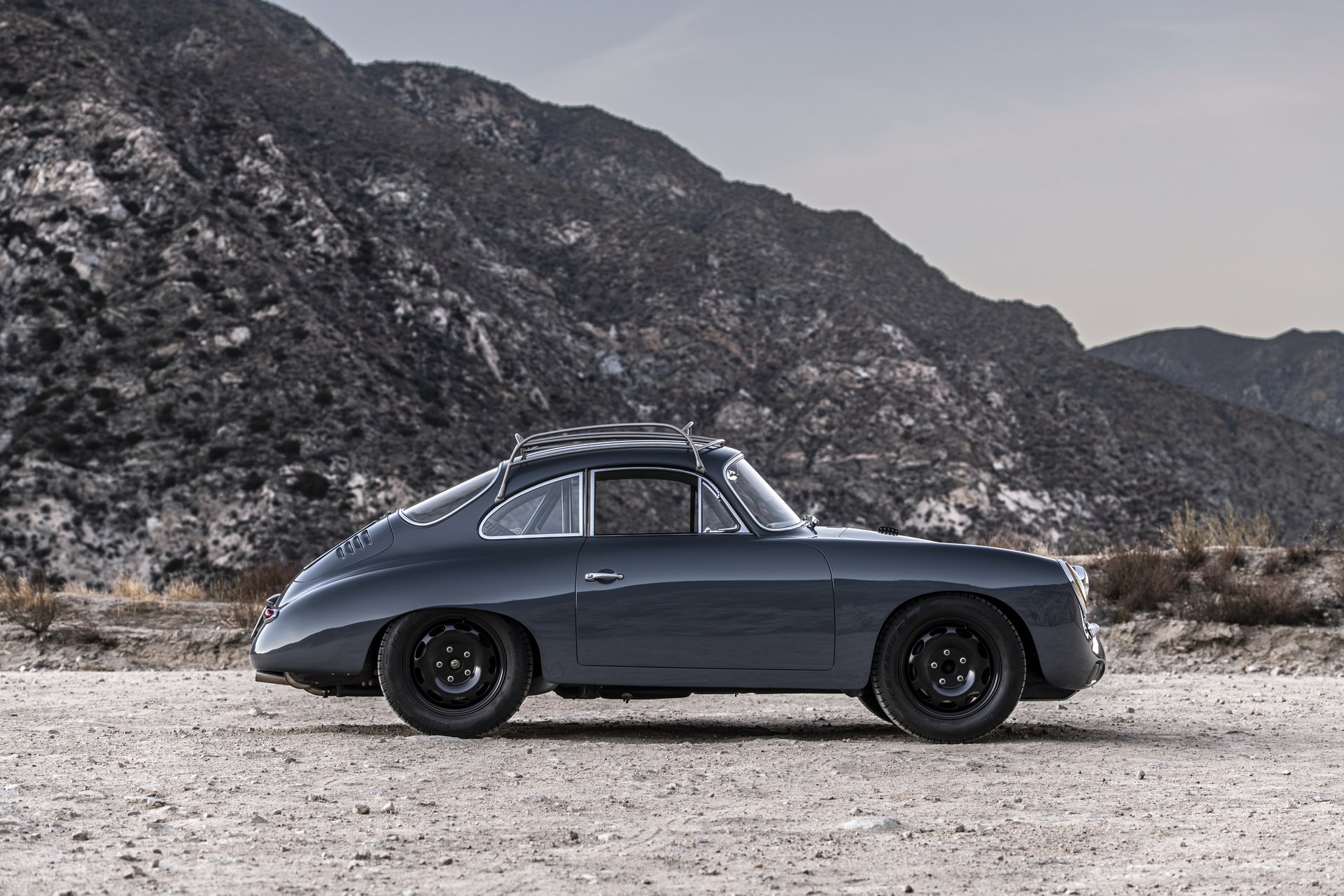 Thiết kế bên hông xe Emory Motorsports Porsche 356 C4S