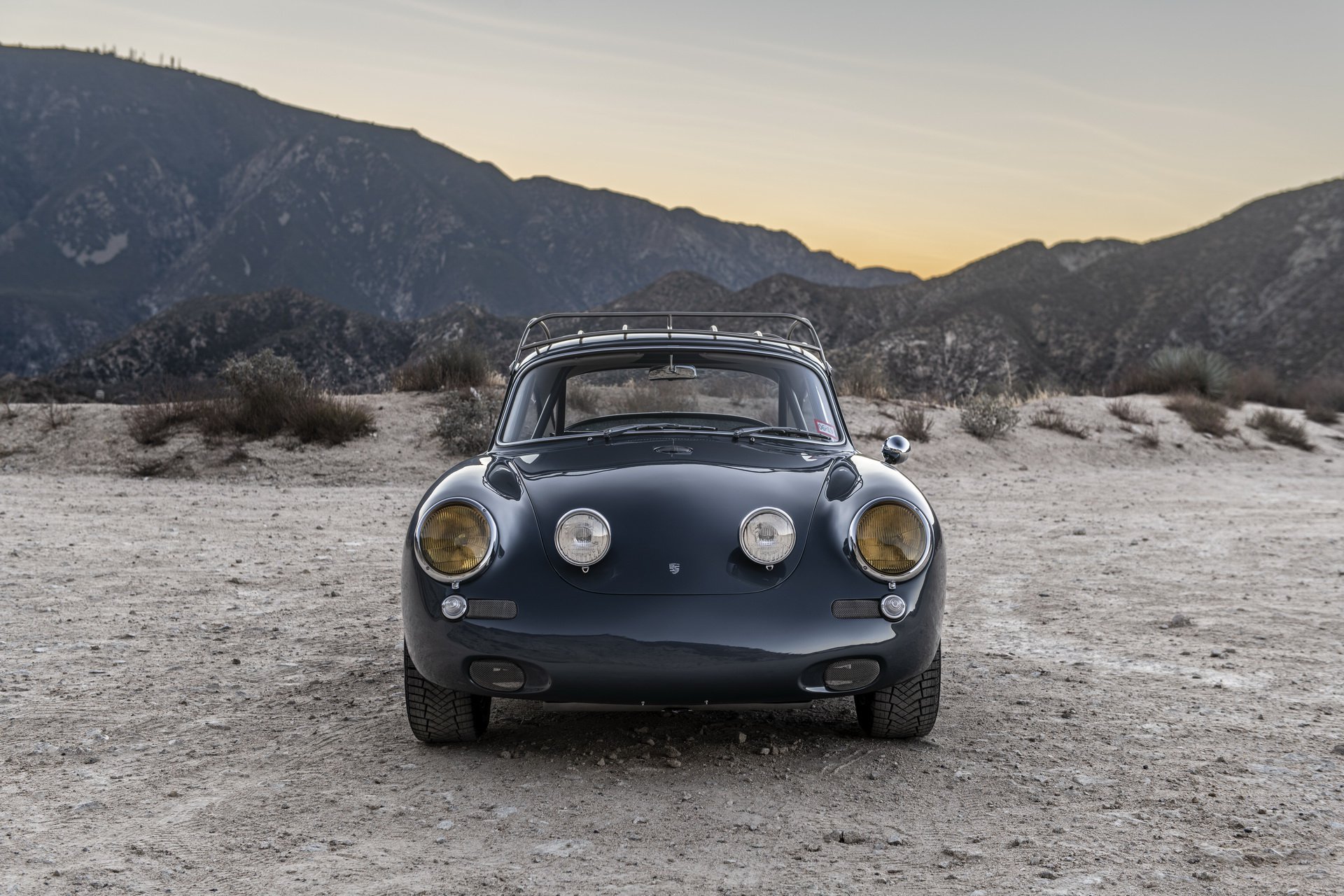 Thiết kế đầu xe Emory Motorsports Porsche 356 C4S