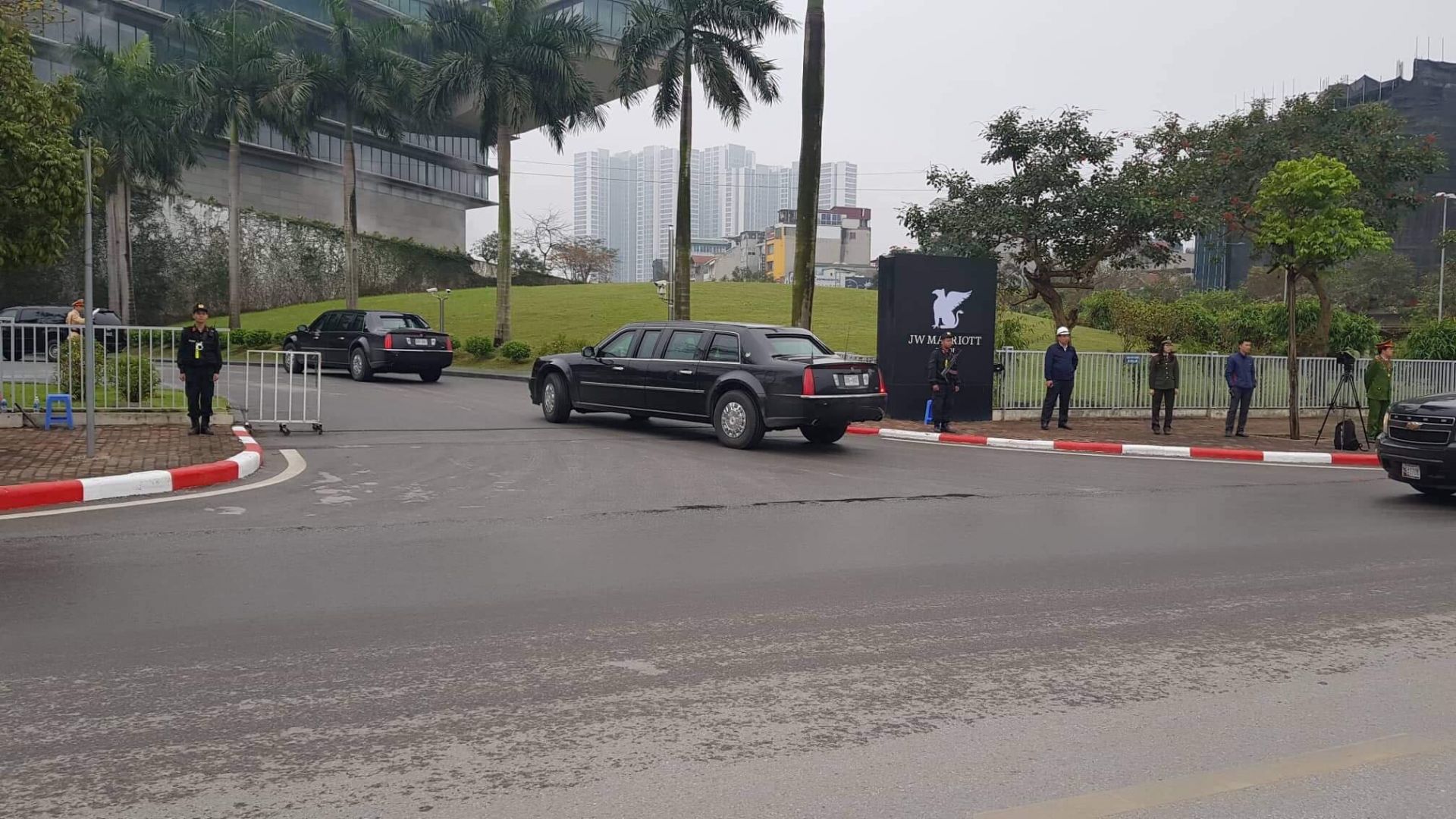 Hai chiếc "The Beast" về khách sạn