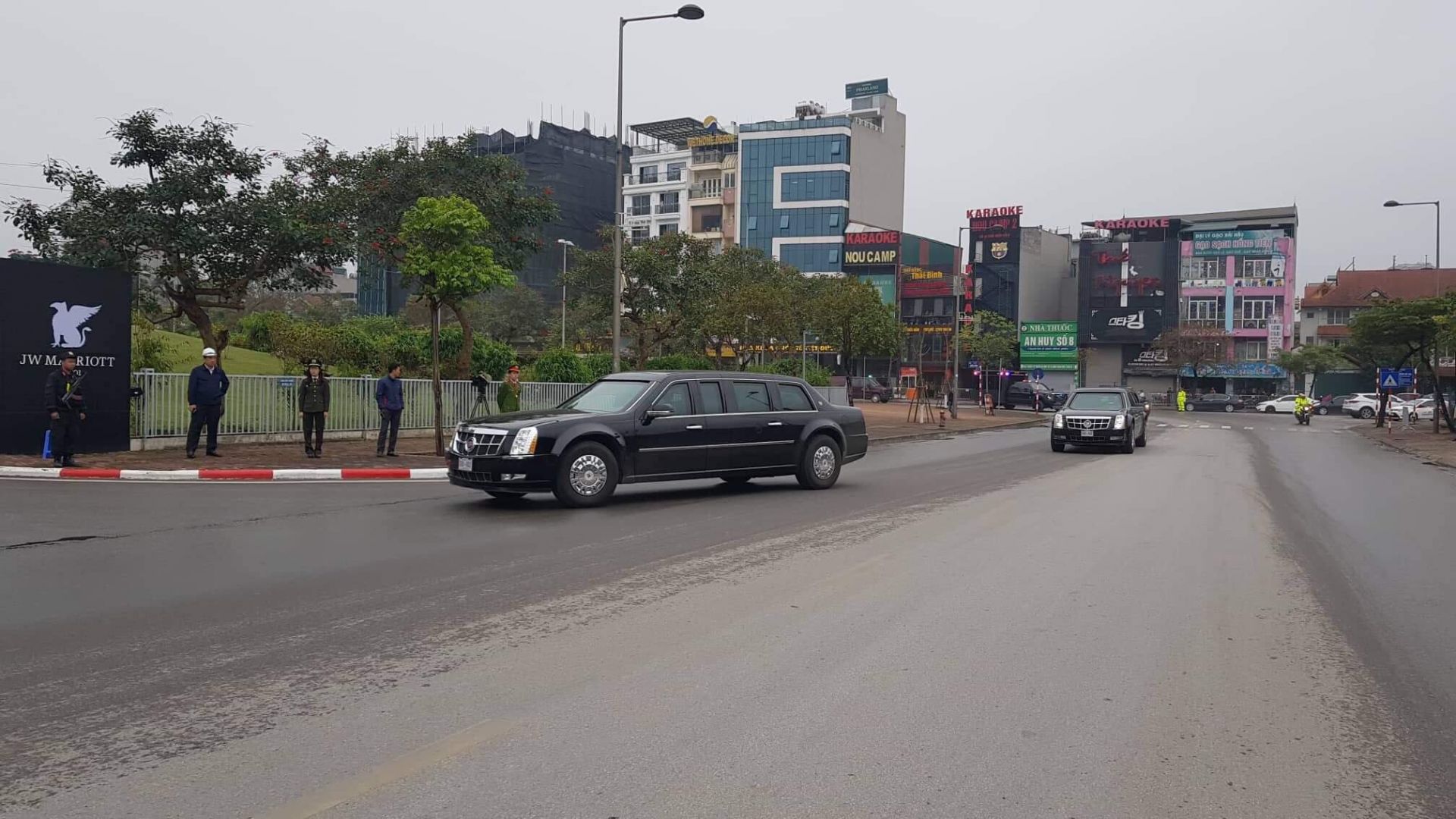 Sau khi đổ xăng, đoàn xe di chuyển về khách sạn nghỉ ngơi