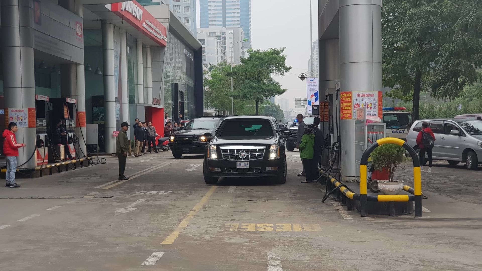 Đoàn xe dừng lại đổ xăng