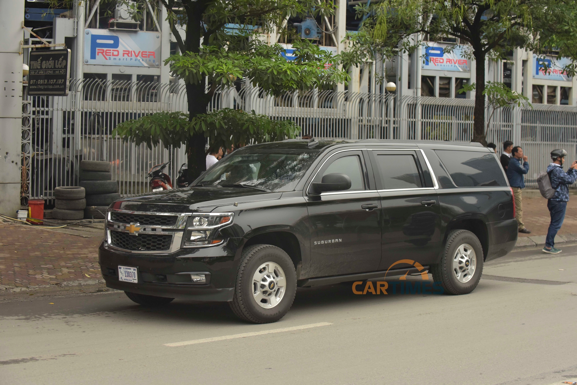 Xe chở đặc vụ luôn theo sát 2 chiếc Cadillac