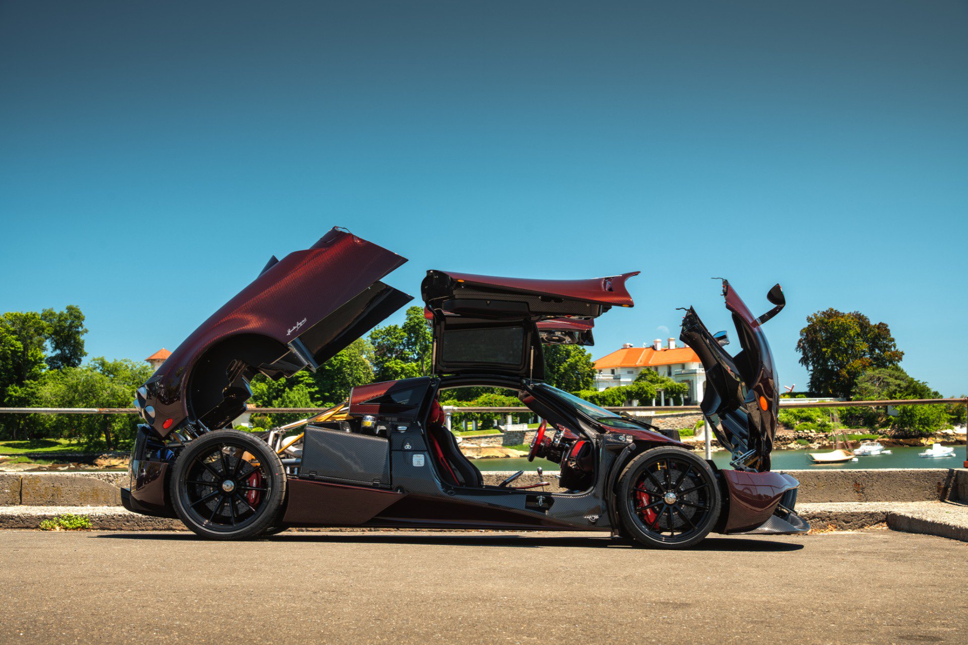 Thiết kế xe Pagani Huayra với cách mở đặc biệt