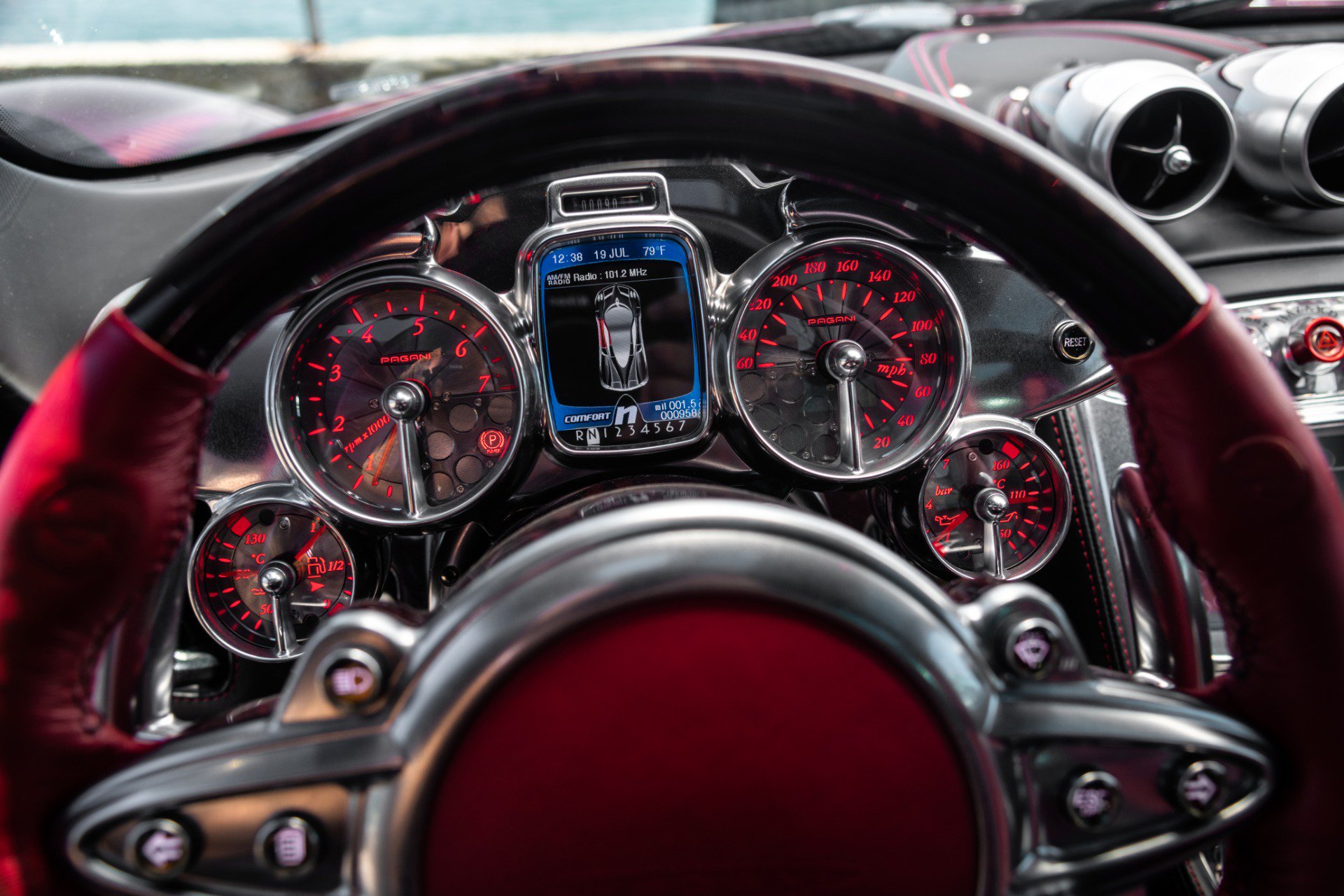 Thiết kế đồng hồ xe Pagani Huayra