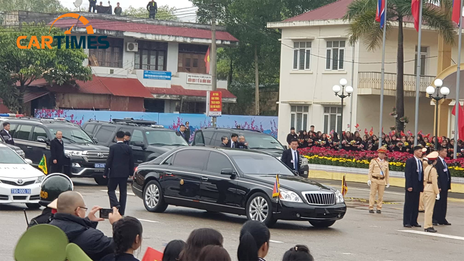 Bà Kim Yo Jong ngồi trên xe Maybach 62S