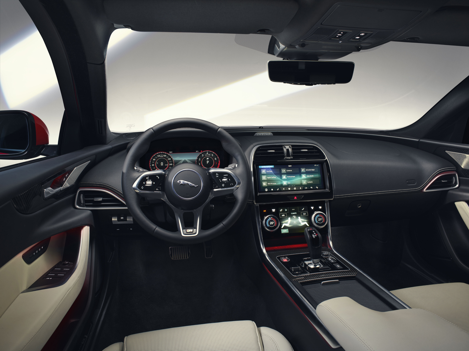 Vô lăng của Jaguar XE mới được thừa hưởng từ mẫu xe chạy điện I-Pace