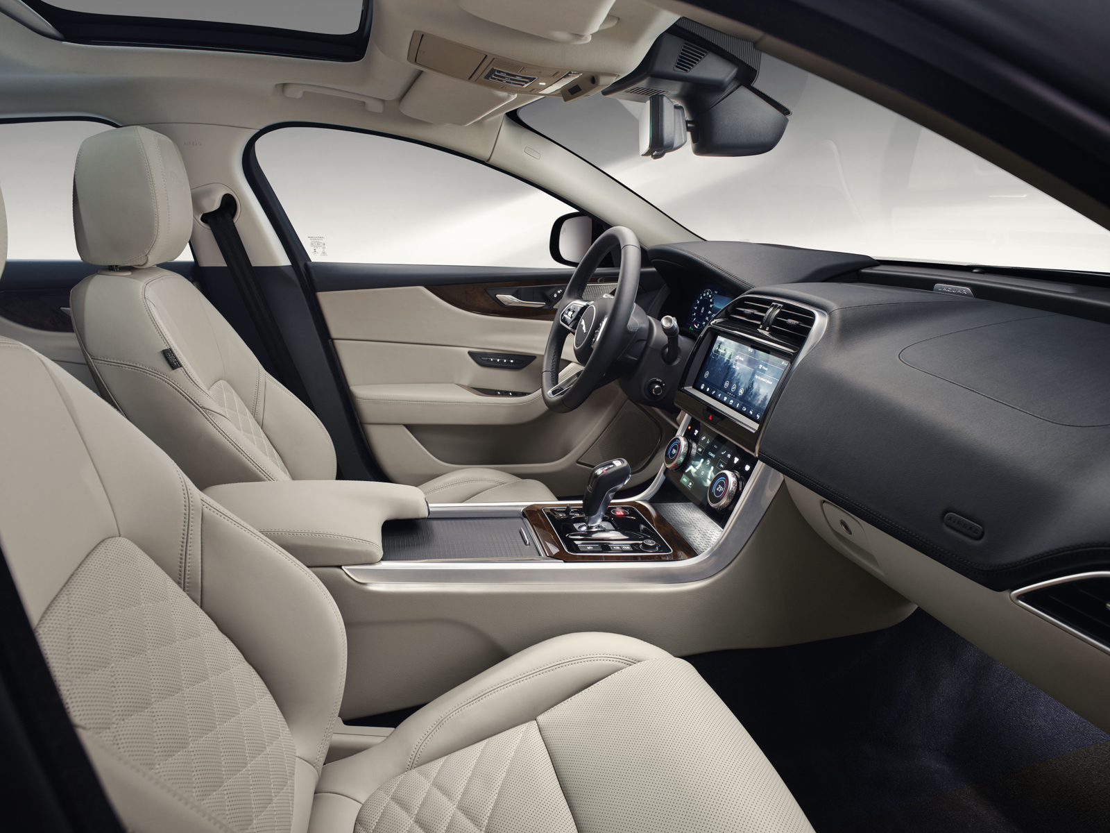 Nội thất xe Jaguar XE mới 
