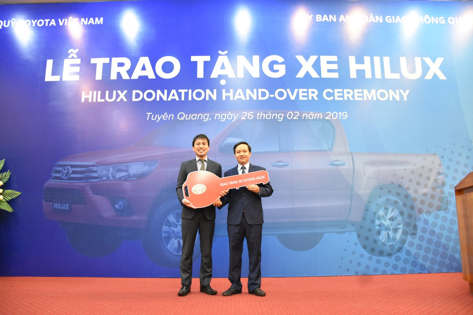 Ông Okamura - Giám đốc Quỹ Toyota VN trao tượng trưng chìa khóa xe Hilux cho đại diện Ban ATGT Tỉnh Tuyên Quang