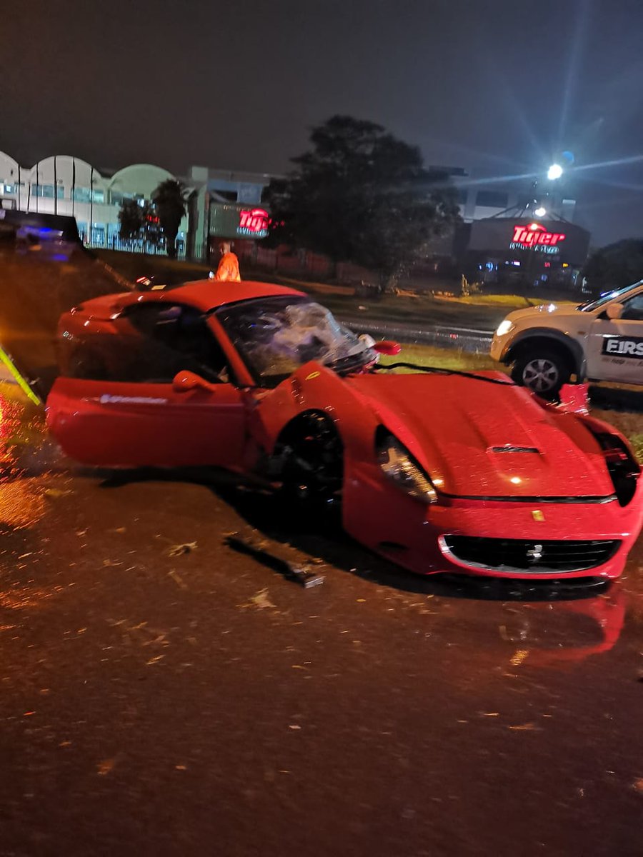 Tai nạn thảm khốc, siêu xe Ferrari California bị cắt làm đôi
