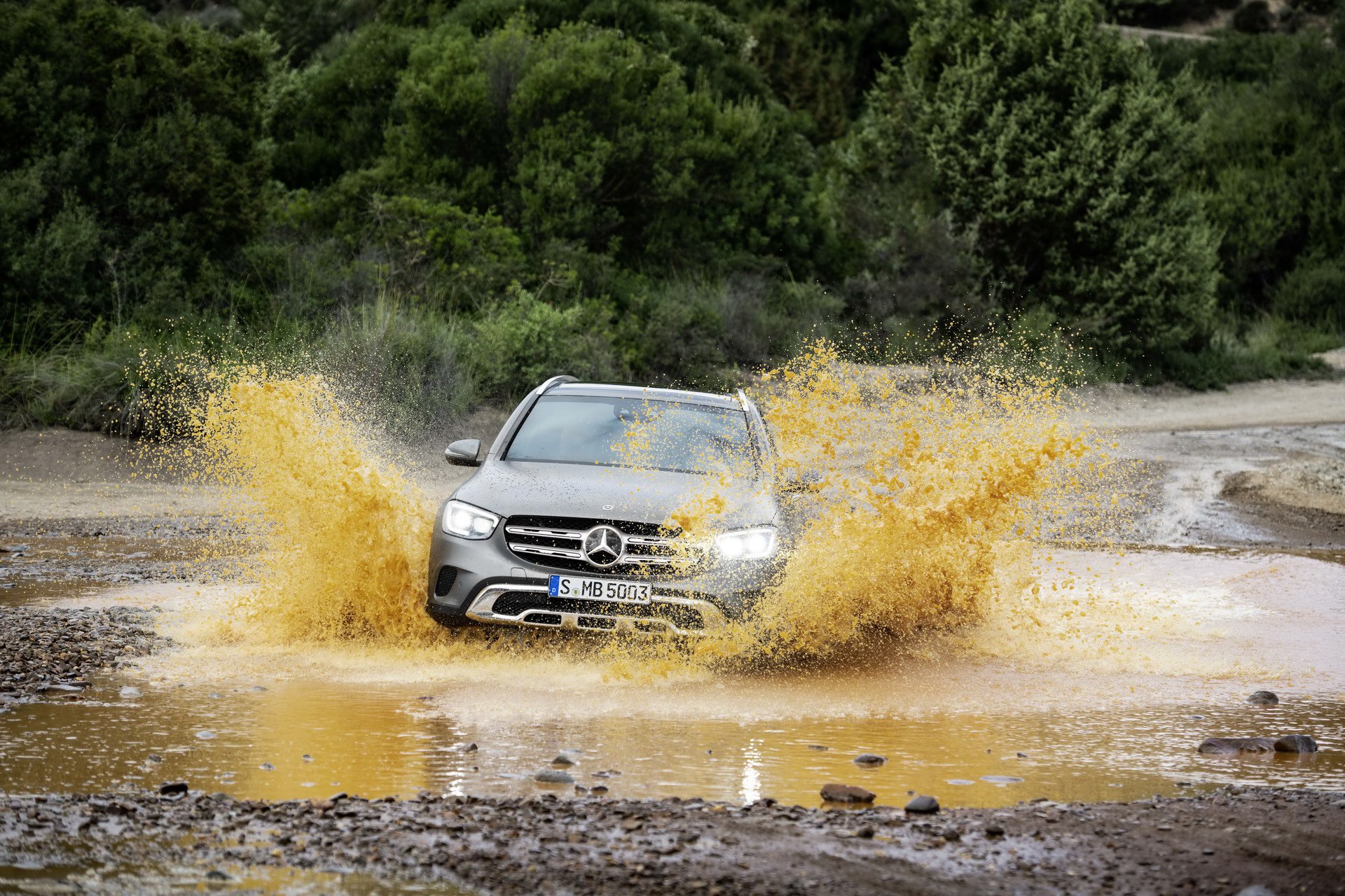 Xe Mercedes-Benz GLC 2020 facelift được quảng cáo lội nước tốt